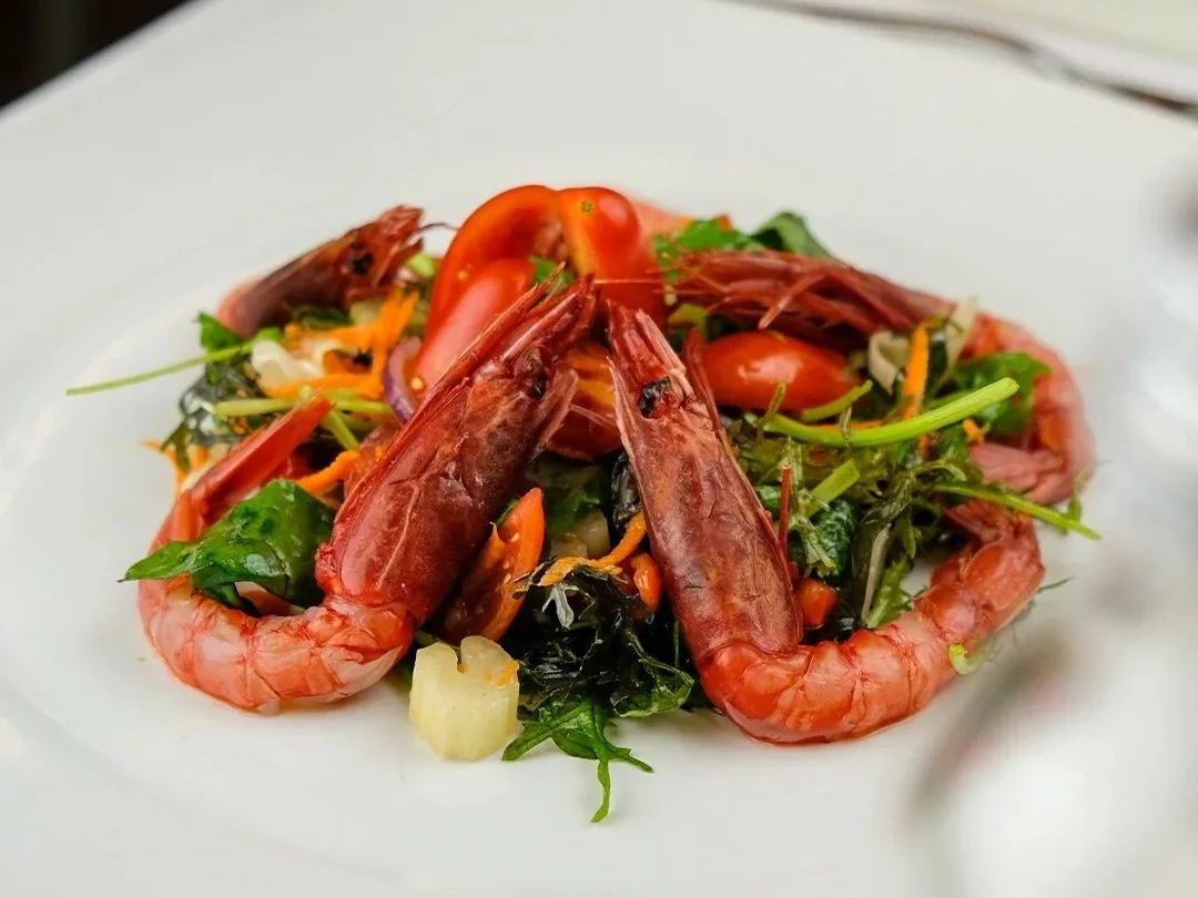 Insalata con gamberi rossi, pomodori, carote, e verdure.