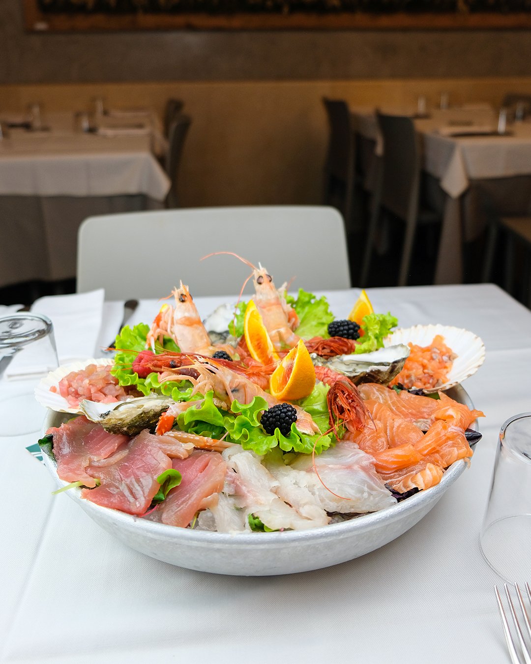 Vassoio di frutti di mare con pesce, crostacei, gamberi, e frutti di bosco su un tavolo da pranzo