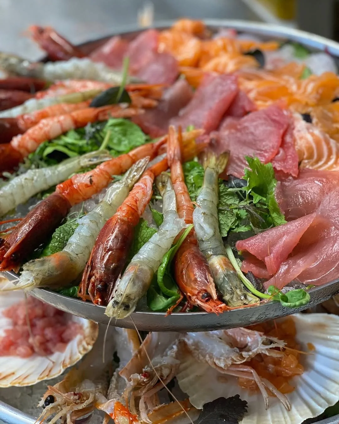 Selezione di frutti di mare e salumi su un piatto