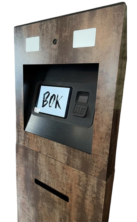 Guichet automatique avec écran affichant le mot 'BOK', un téléphone et une caméra