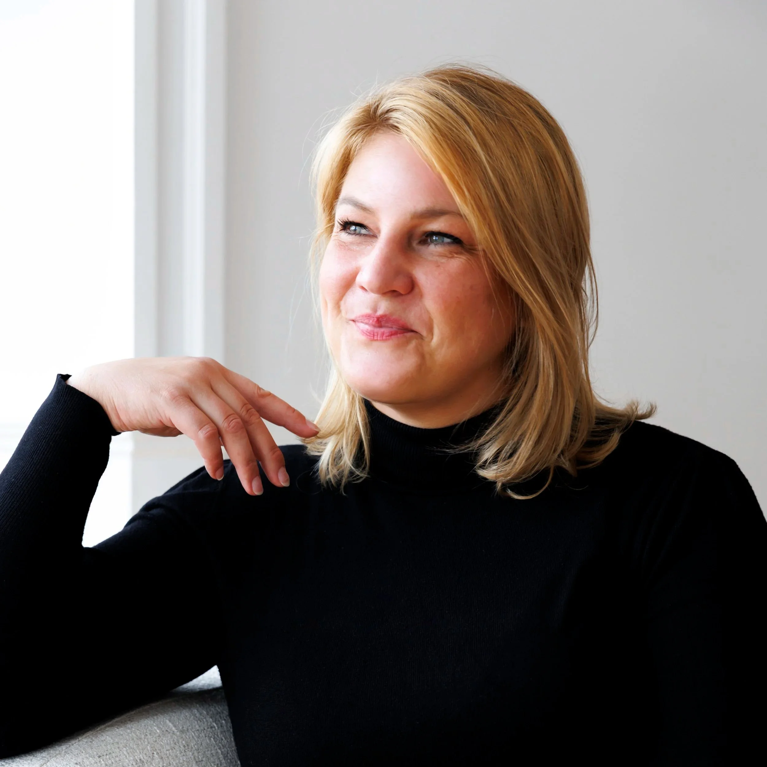 Barbara Wucsits im Gespräch mit aufmerksamen, freundlichen Blick