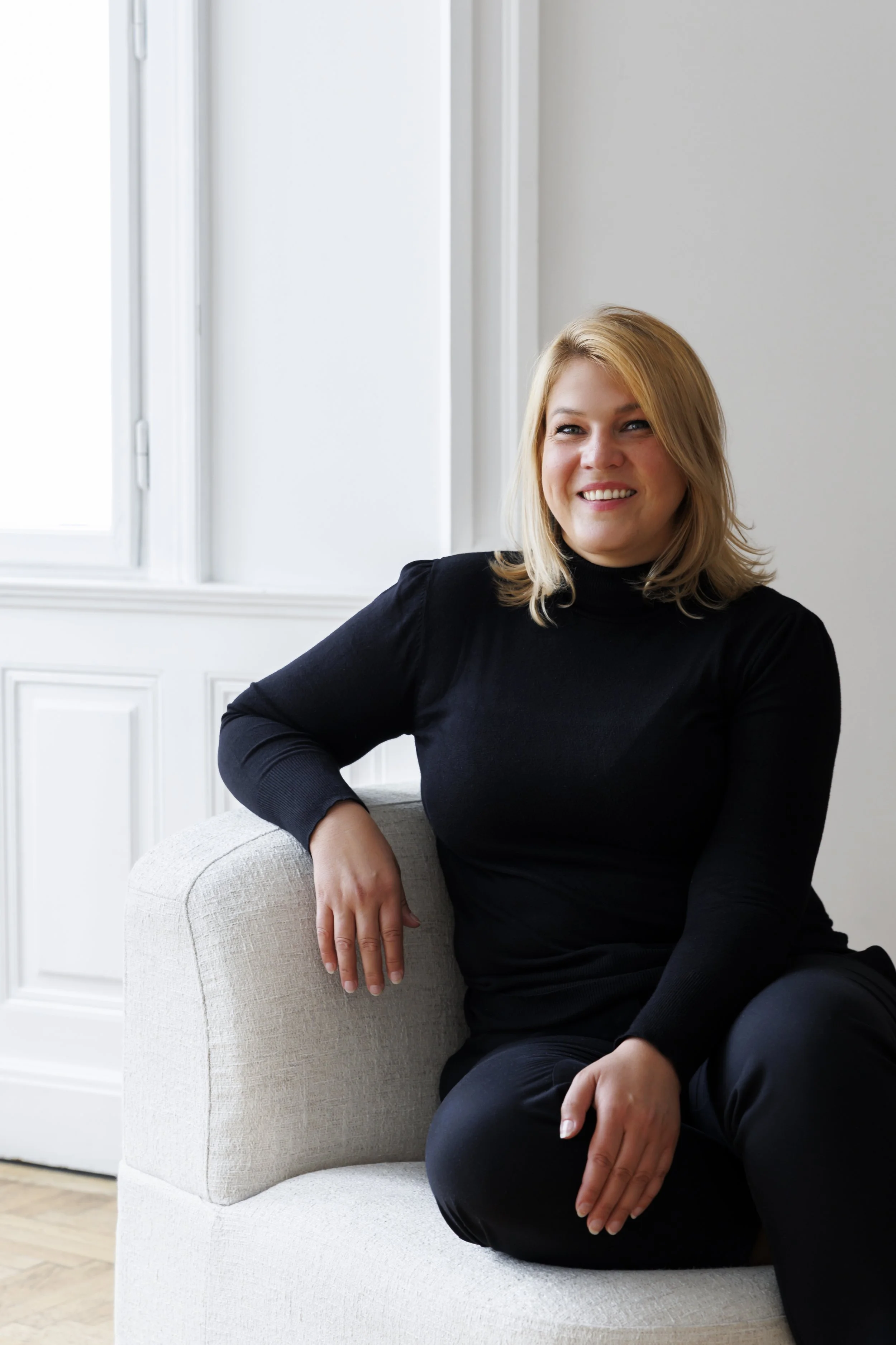 Freundliches Portrait von Barbara Wucsits mit direktem Blick in die Kamera.