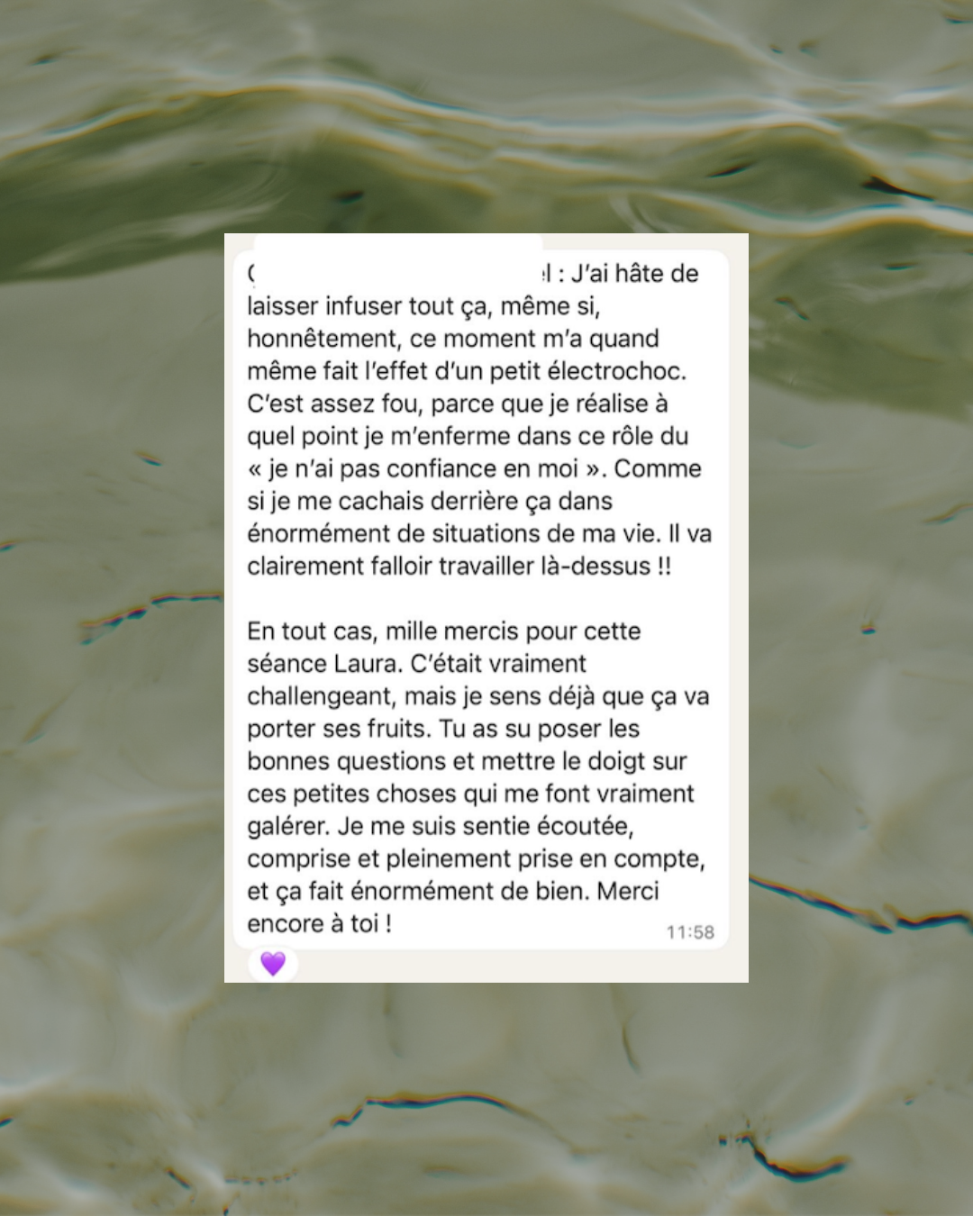 Capture d'écran d'une conversation de messagerie visible sur fond flou beige avec un message écrit en français. Le message comporte du texte dans une boîte de dialogue avec une petite icône de cœur violette en bas à gauche.