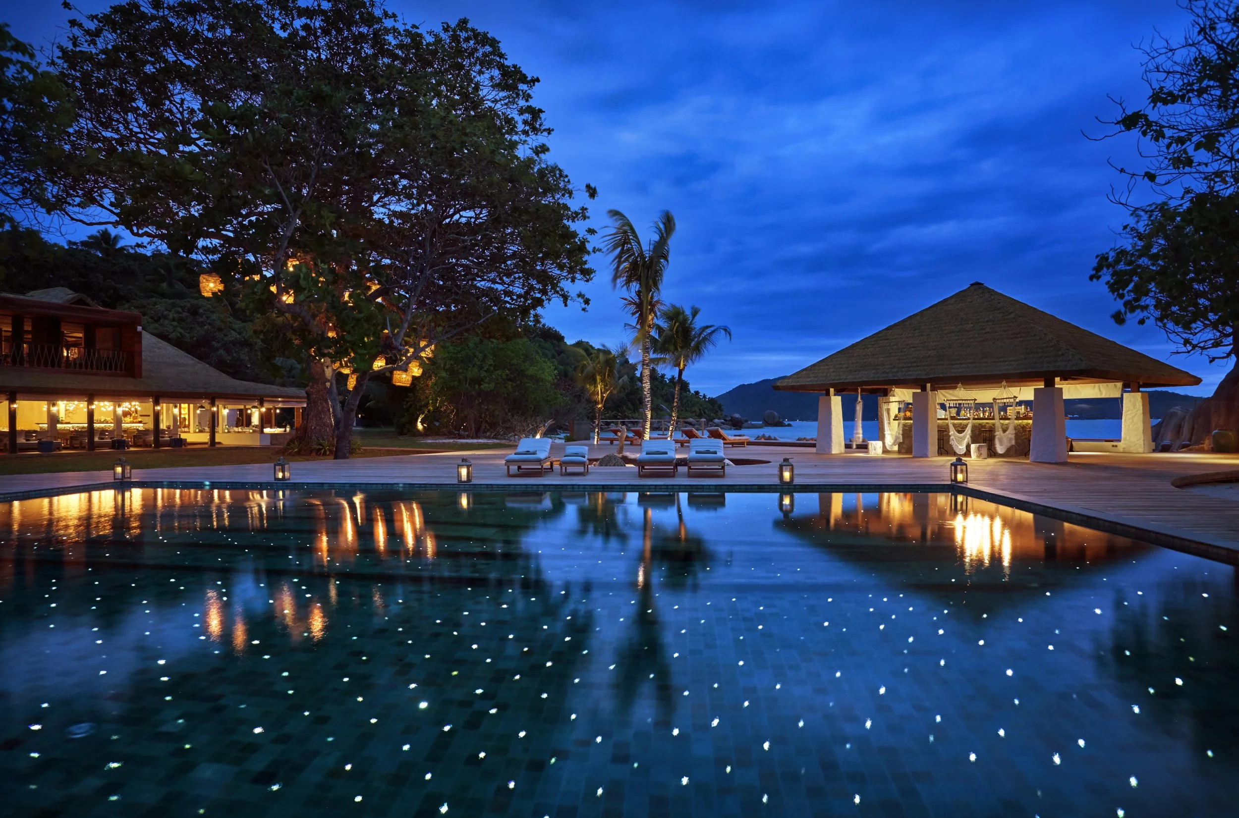 imgi_161_Main_swimming_pool_night.jpg