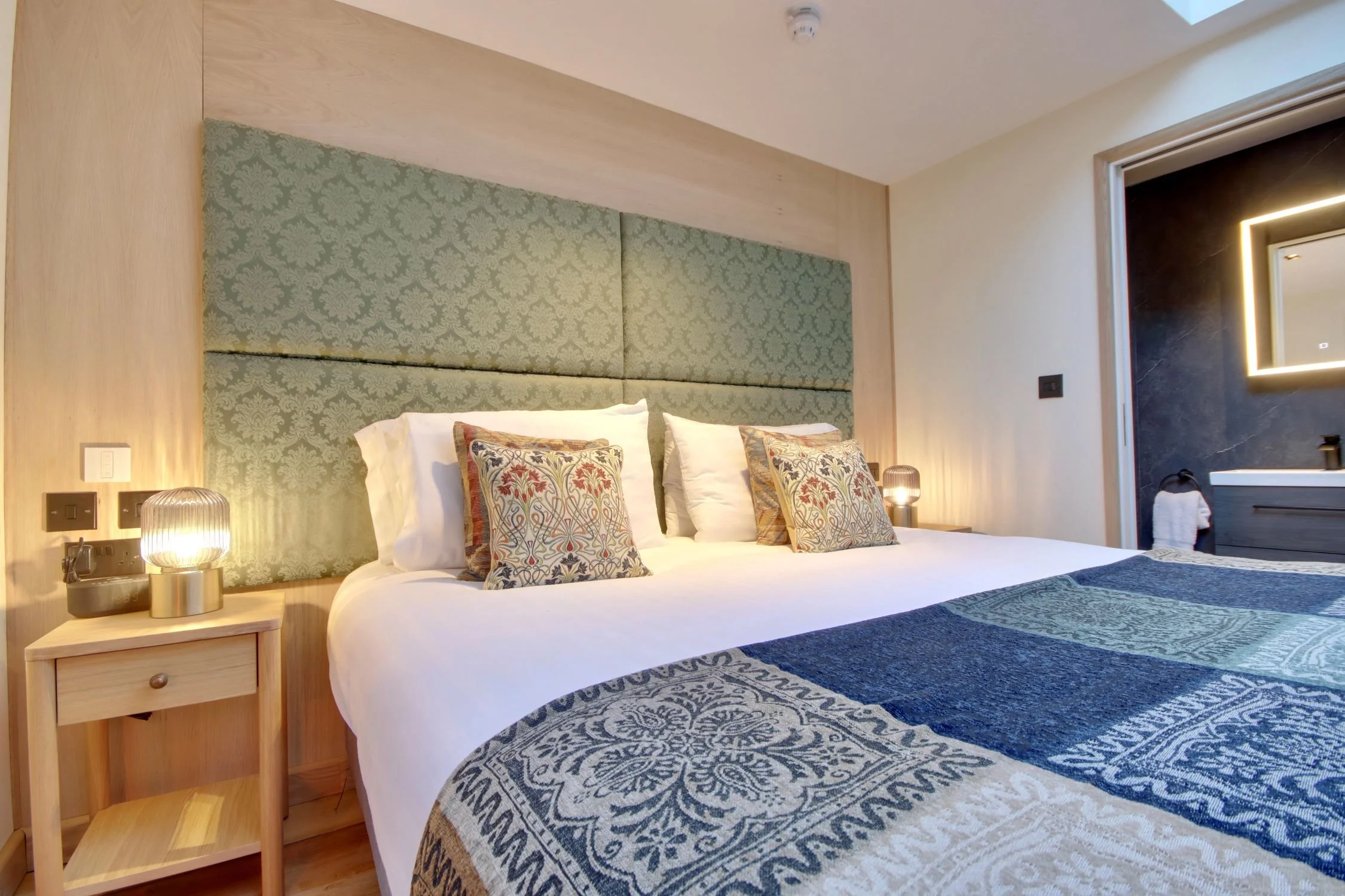 Boutique hotel accommodation at Becketts Southsea, located near Portsmouth seafront, Gunwharf Quays and Portsmouth Cruise Terminal.