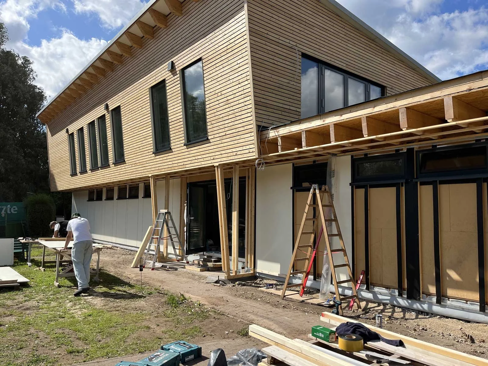 Neubau des Vereinsheims des Tennisclubs Schwerin während der Bauphase mit Holzfassade und nachhaltiger Holzbauweise