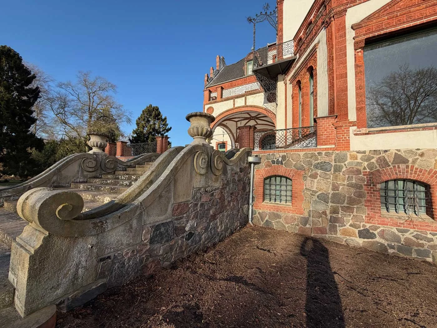 Historische Villa in Schwerin mit restaurierter Natursteintreppe, Backsteinfassade und denkmalgeschützter Architektur