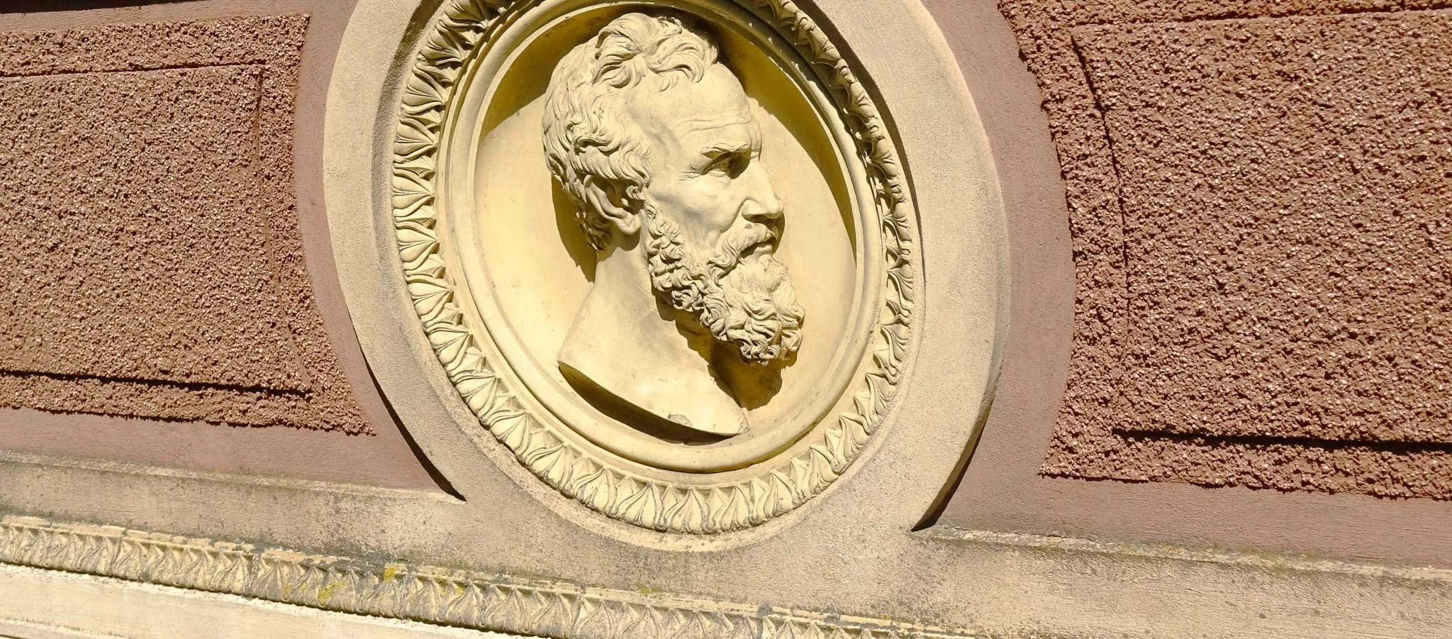 Relief mit einem Profil eines Mannes mit Bart, wahrscheinlich eine Büste, auf einer Wand