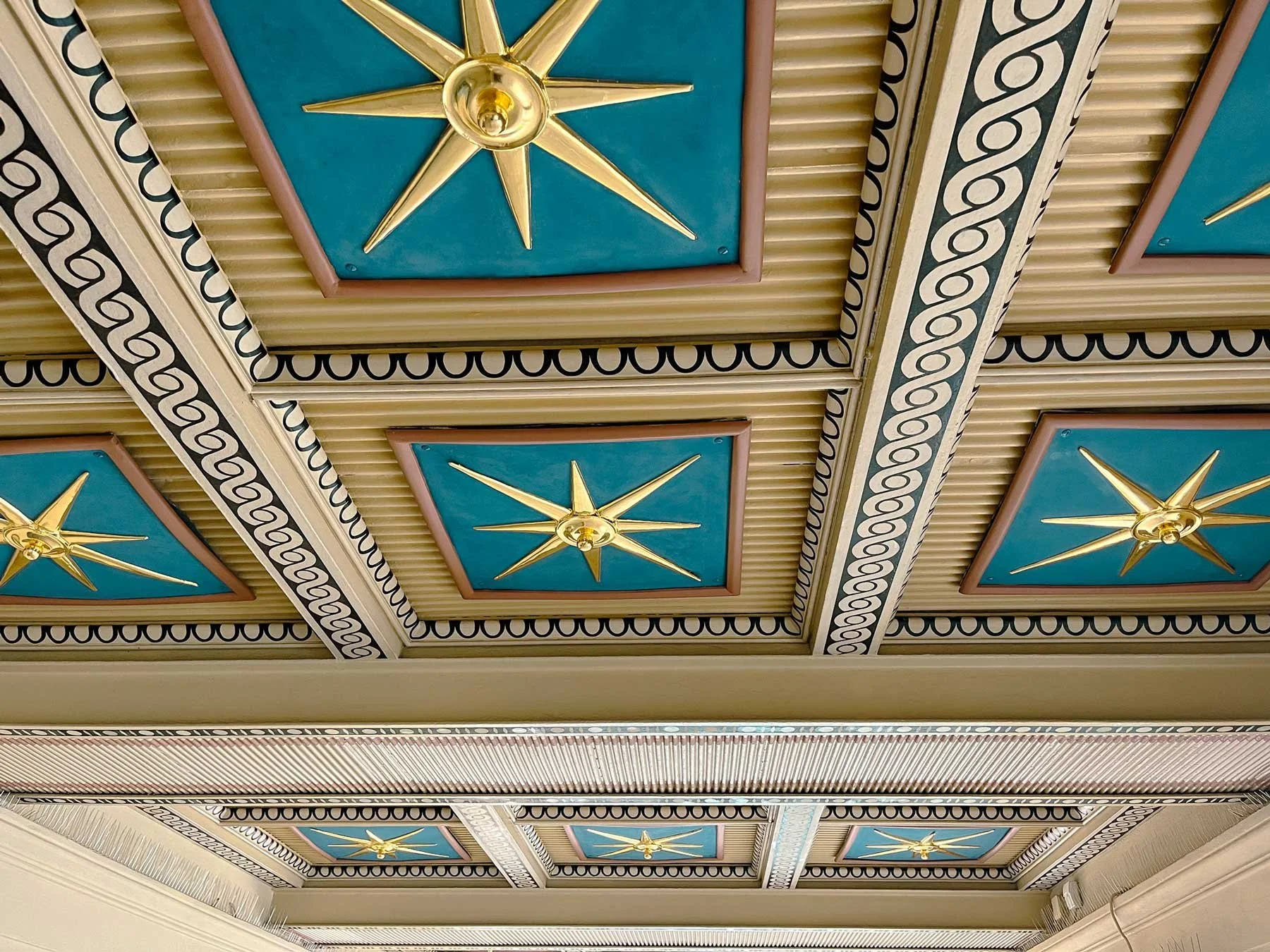 Restaurierte historische Kassettendecke mit vergoldeten Sternornamenten im Staatlichen Museum Schwerin