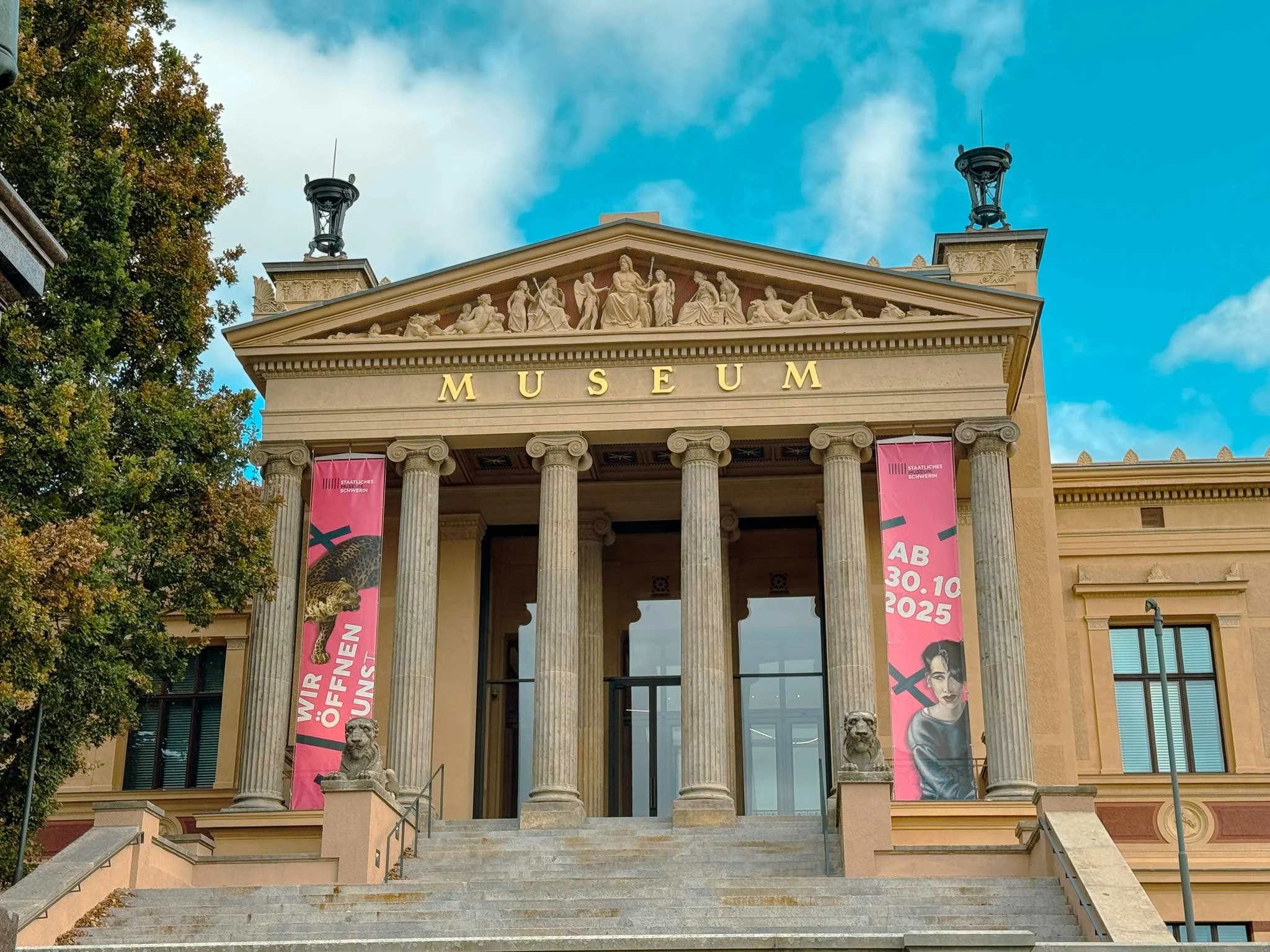 Historischer Eingangsbereich des Staatlichen Museums Schwerin mit klassizistischem Säulenportal und restaurierter Fassade.