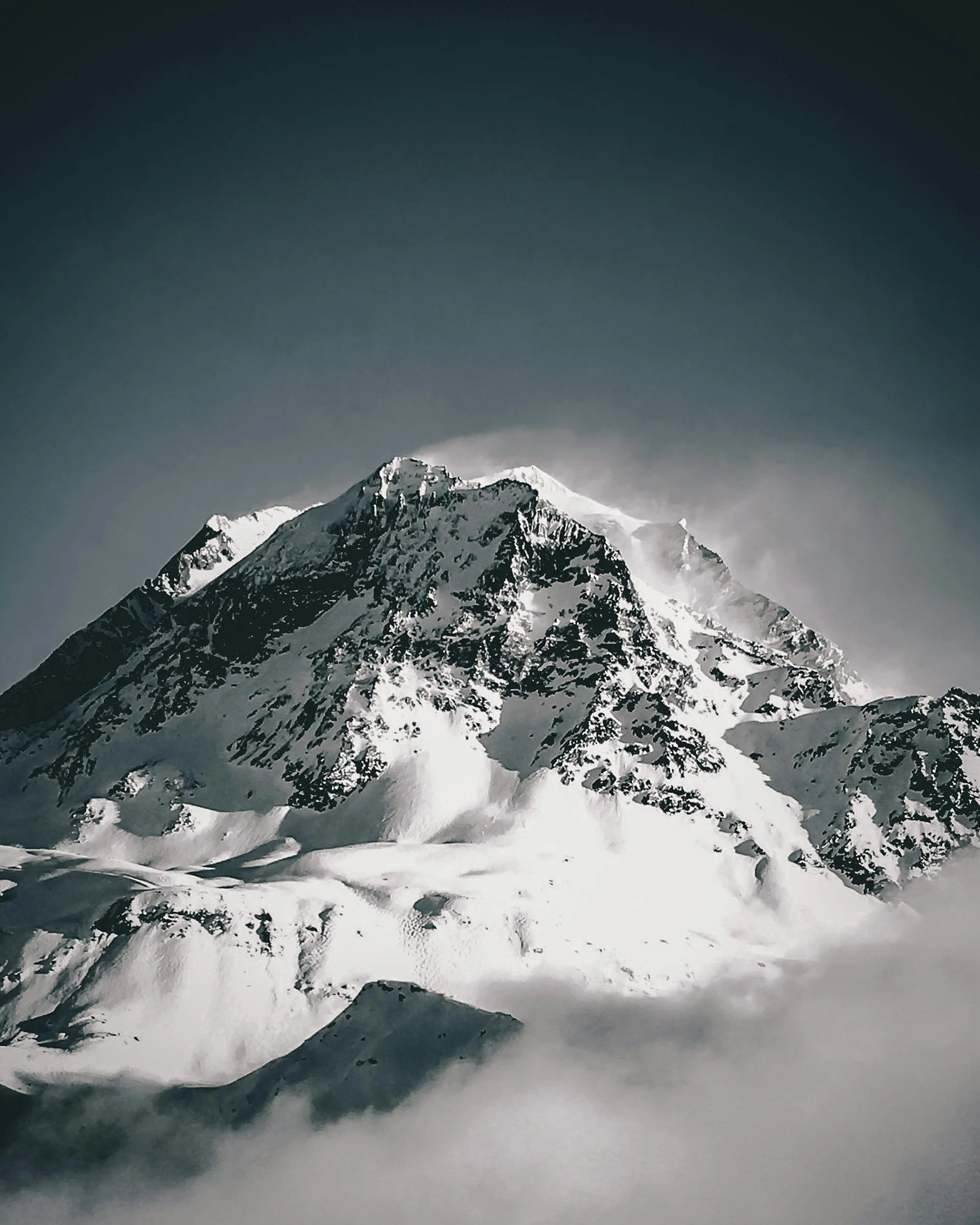 Sommet enneigé dans l’univers visuel de Pikili Advisory.