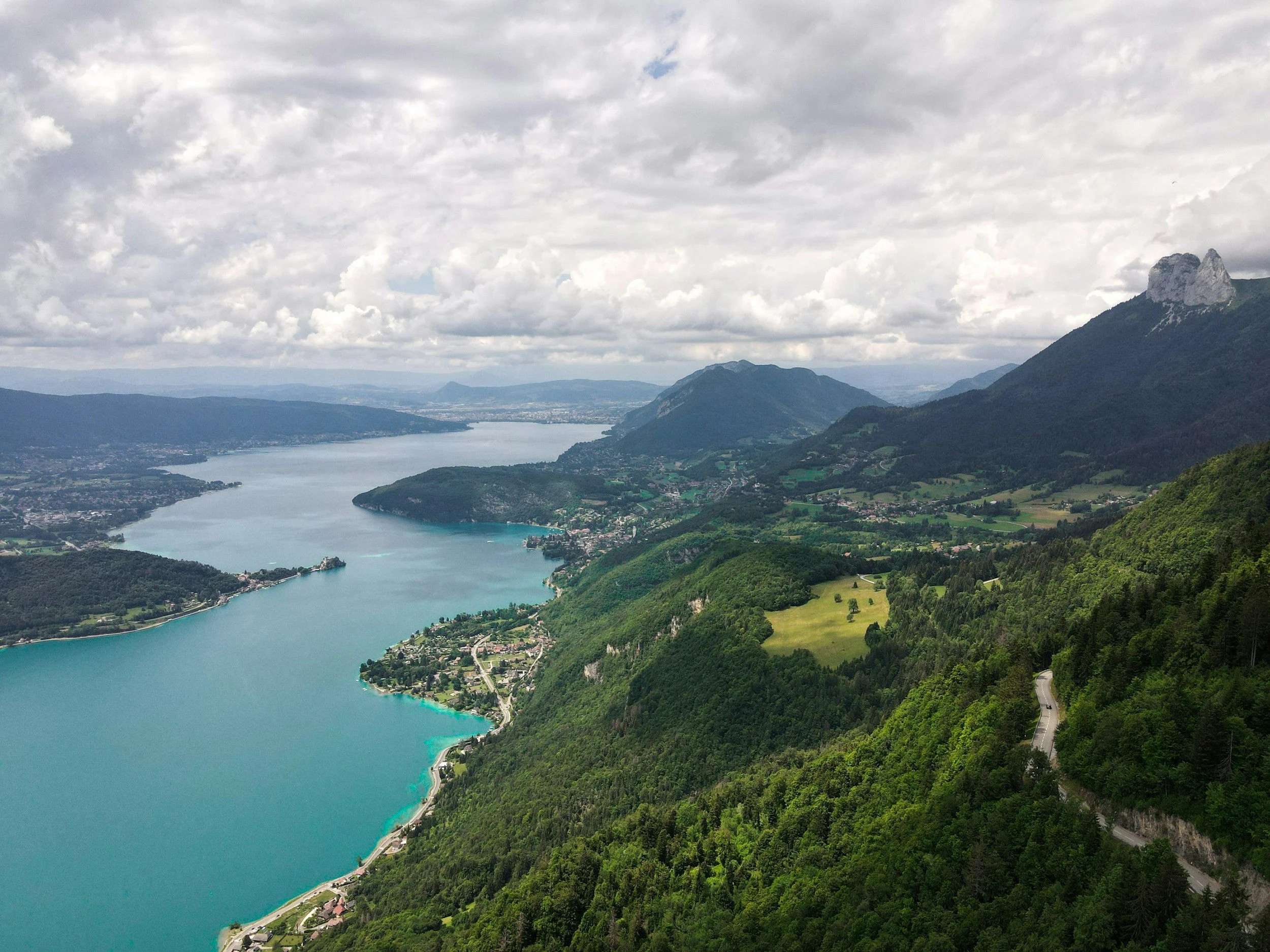 Vue du lac d’Annecy et des montagnes, ancrage local de Pikili Advisory en Haute-Savoie.
