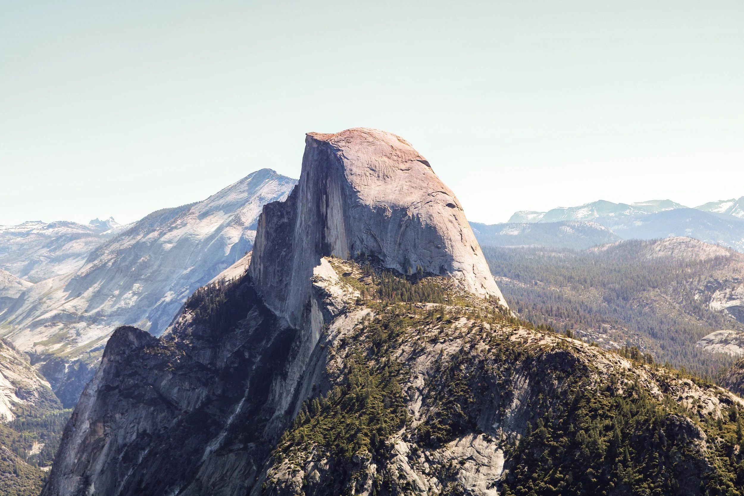 Vue de montagne et de forêt dans l’univers visuel de Pikili Advisory.