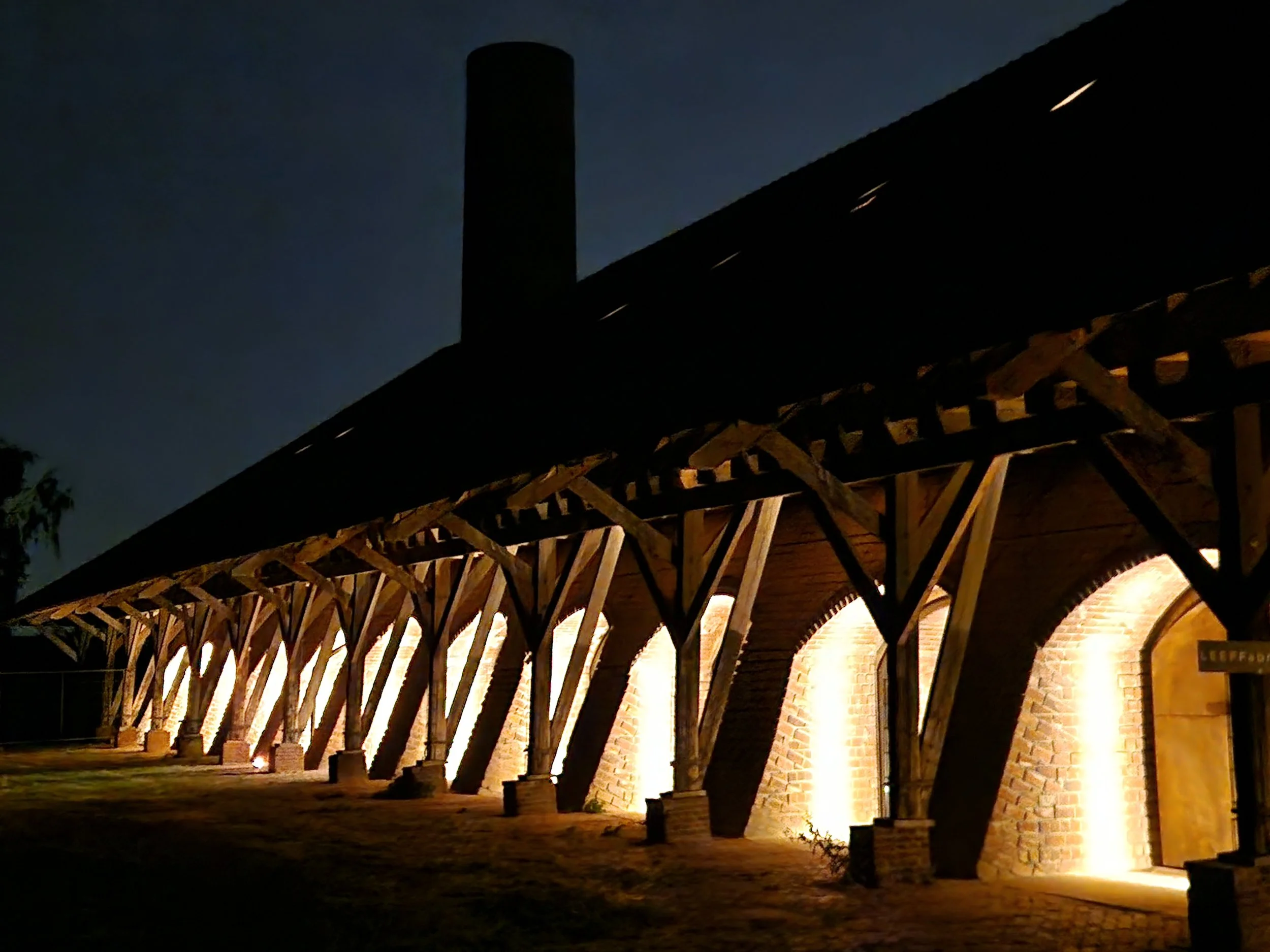 LEEFFabriek in de avond 