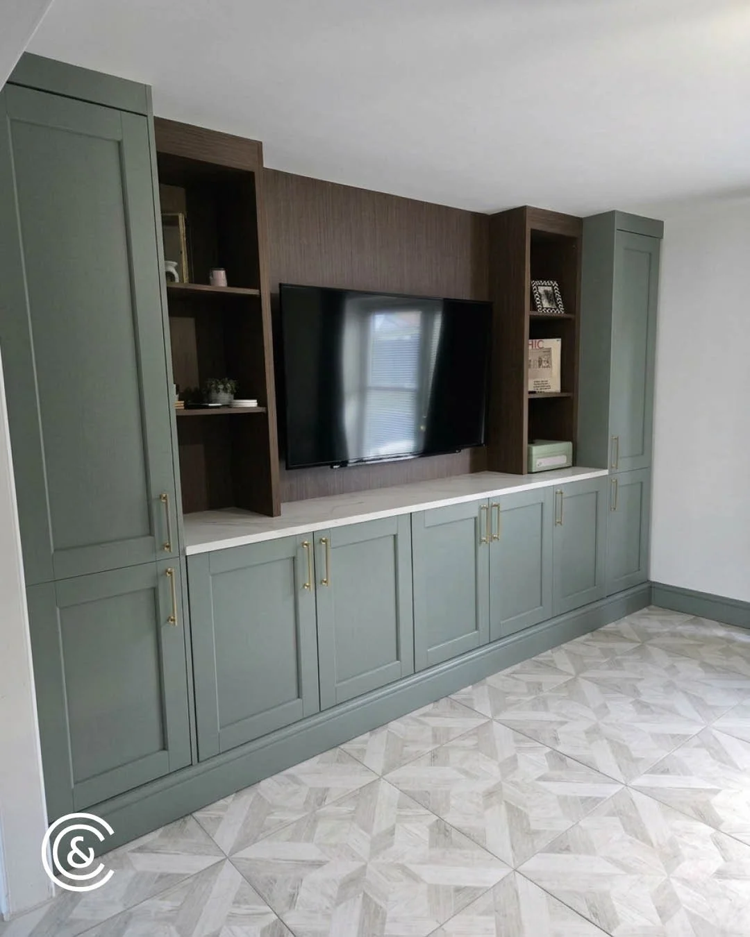 Monday = Media Wall 🖥️

We designed this bespoke media wall together with the client for their exact needs. There's green panelling, slim champagne handles, a veined stone top and walnut shelves that warm the whole wall. Small details, all chosen to