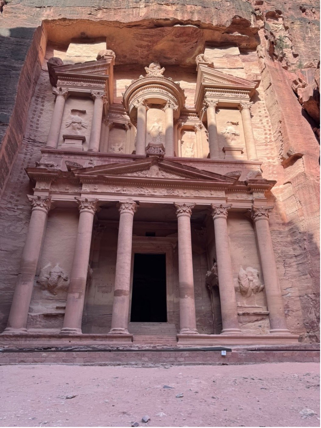 Facciata del Tesoro, antica tomba scavati nel fianco della roccia a Petra, Giordania.