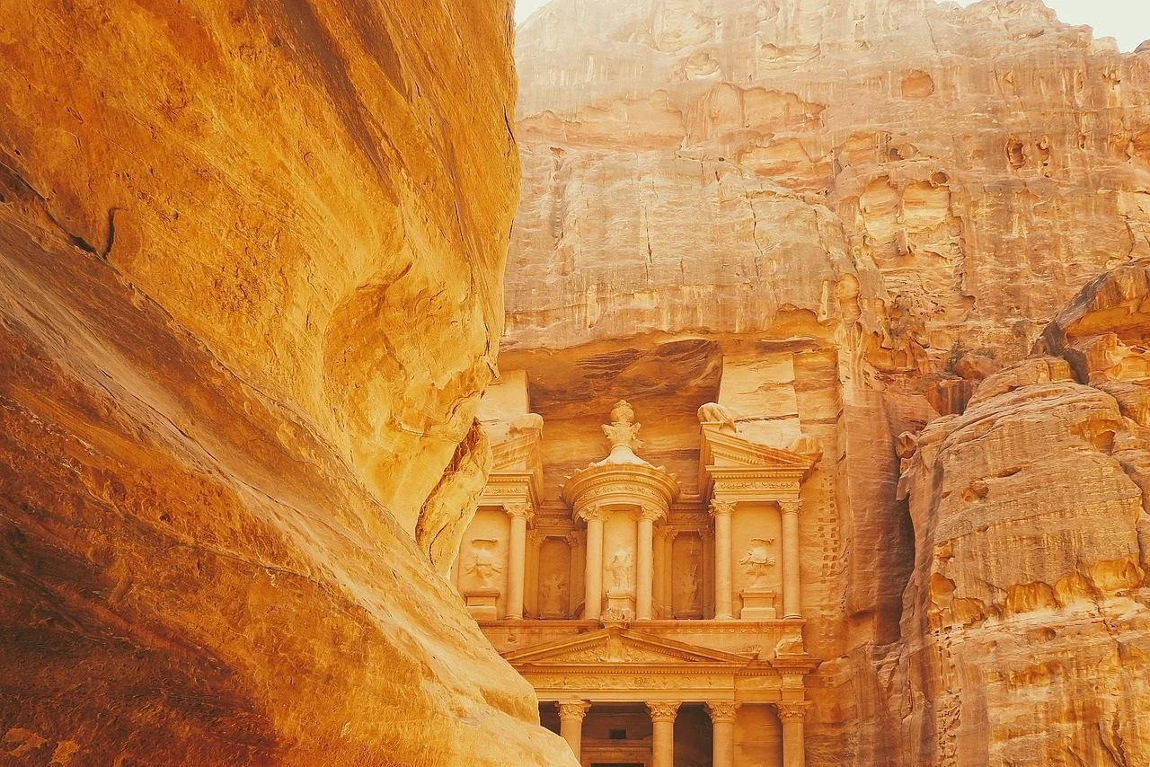 Scorcio dell'antica città nabatea di Petra, con il famoso sito delle Tombe Re, scolpito nella roccia di arenaria rosa.