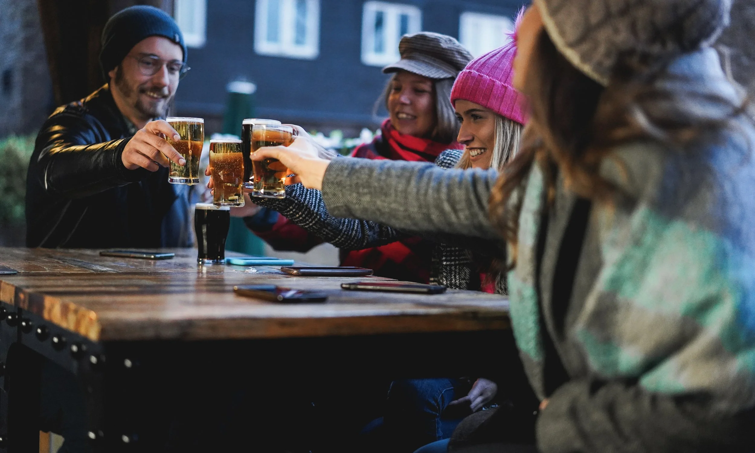 norvegia2027lofoten_group-of-happy-friends-drinking-and-toasting-beer-2026-01-11-08-09-19-utc.jpg