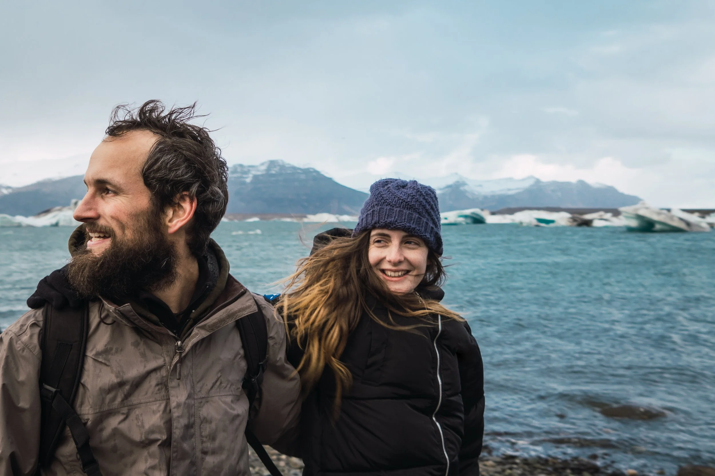norvegia2027lofoten_laughing-tourists-on-cold-lake-2026-03-25-08-31-59-utc.jpg