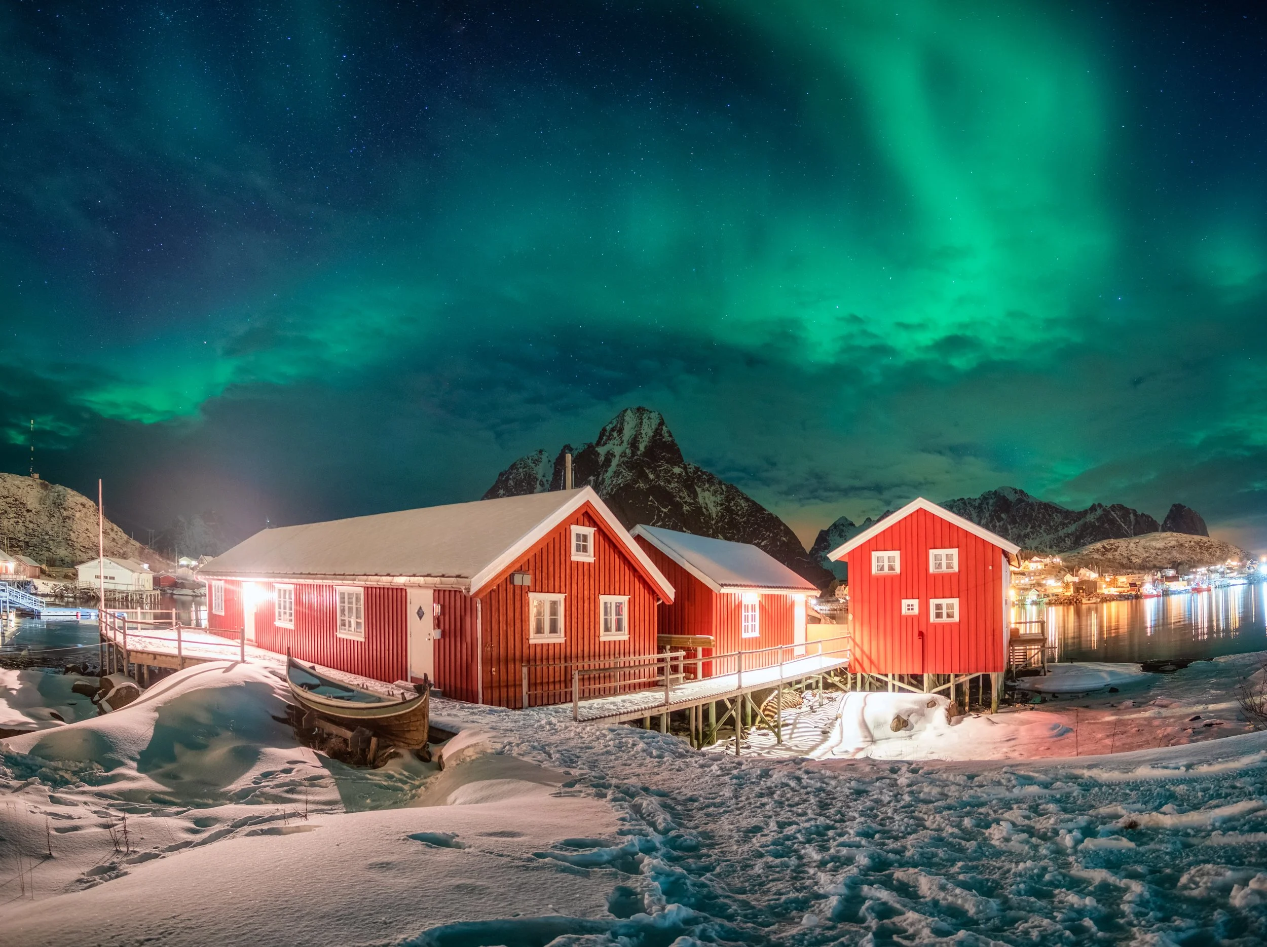 norvegia2027lofoten_red-house-in-fishing-village-with-aurora-borealis-2026-03-24-23-14-33-utc.jpg