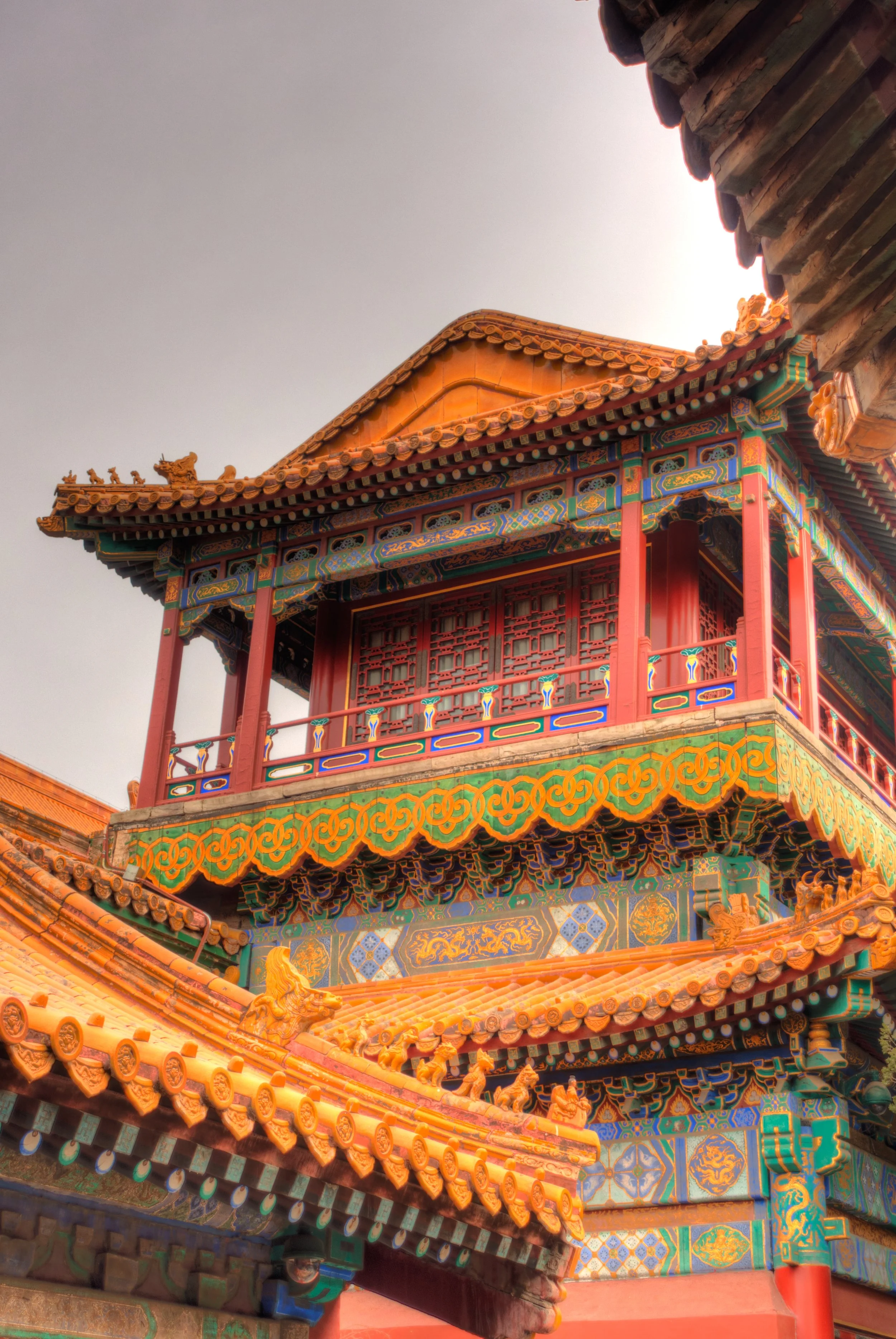 Dettaglio di un edificio tradizionale cinese con tetto riccamente decorato, elementi architettonici colorati e dettagli intricati in stile orientale.