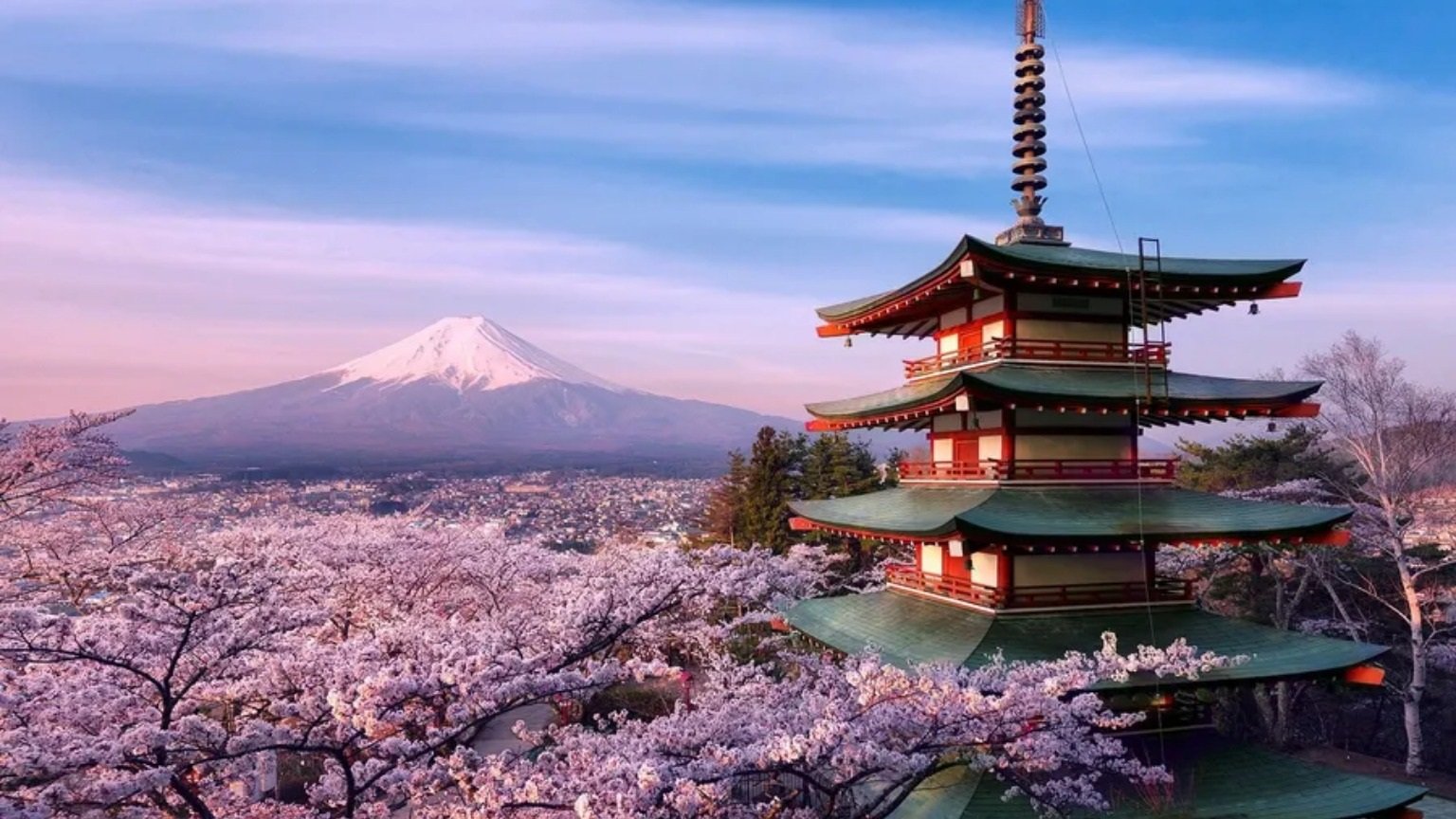 Paesaggio giapponese con monte Fuji innevato, un tempio tradizionale a cinque piani e fiori di ciliegio in fiore.