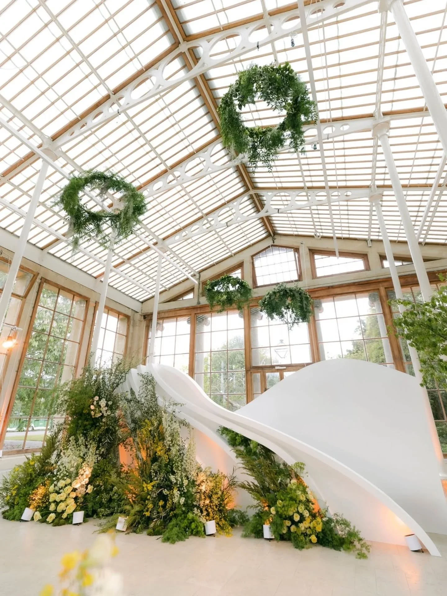 PHOTO MOMENT

Integrating stunning florals into this geometric photo moment backdrop, bespoke made by @wise_productions 

Textural foliage and grasses were paired with delicate florals in hues of yellow, lemon and ivory. This was mirrored in the room