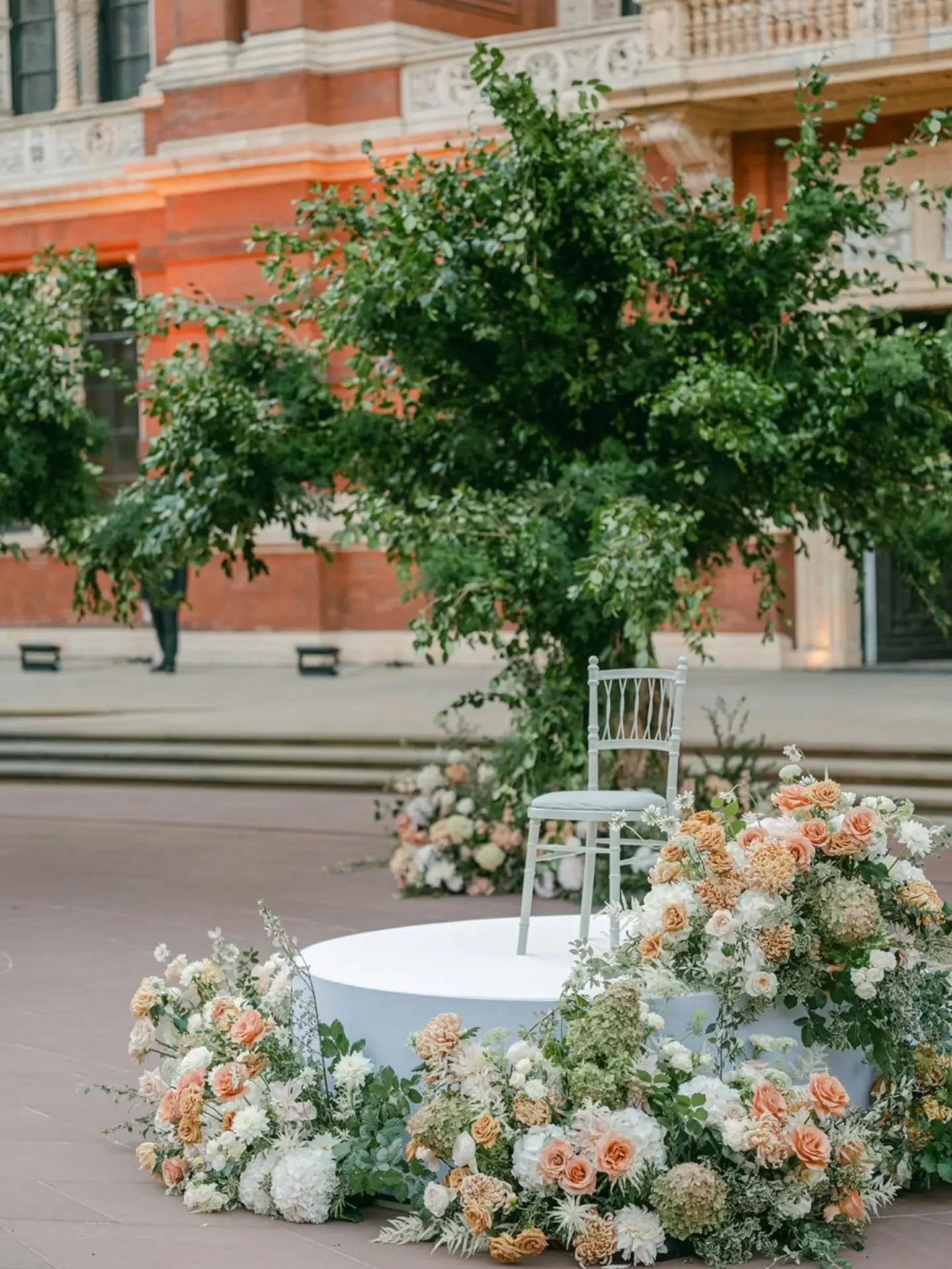 Without a doubt, M&amp;T hosted one of the weddings of the season! 

A full transformation of the V&amp;A John Madejski Garden for their sunset cocktail reception, complete with ethereal meadows encircling the quartet, positioned under a bespoke-crea