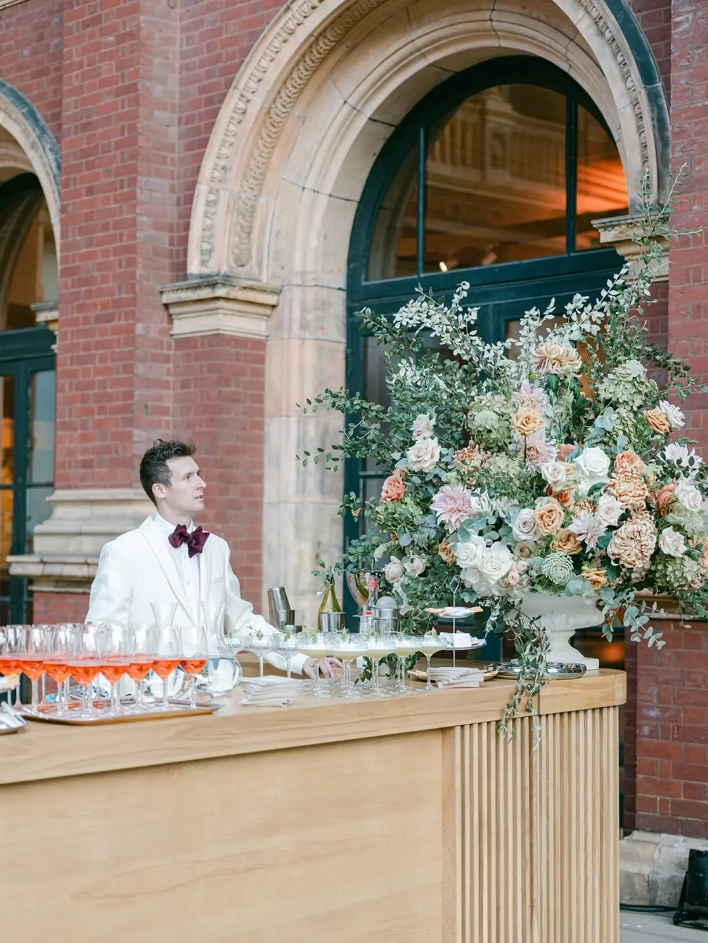 When the colour palette hits just right and even the cocktails match 🍑

Gorgeous urns and poseur vases to complement M&amp;T's show-stopping cocktail reception designs in the John Madejski Garden. 

🏛️@vamevents 
📋@heleneriksenweddings 
🍽️@lastsu