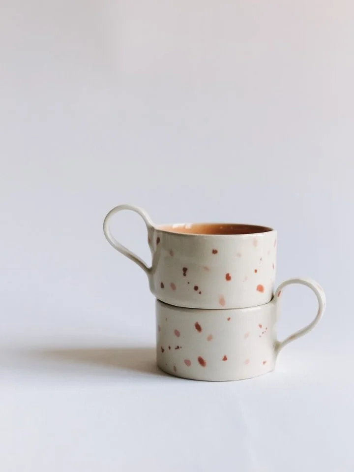 I tried a new colour combination for the Meriggio cups &mdash; the softness of pink, a colour that is always somewhere in my thoughts, with the warmth of apricot.
Mid-July felt just like this. These colours came out of me as an ode to the summer days