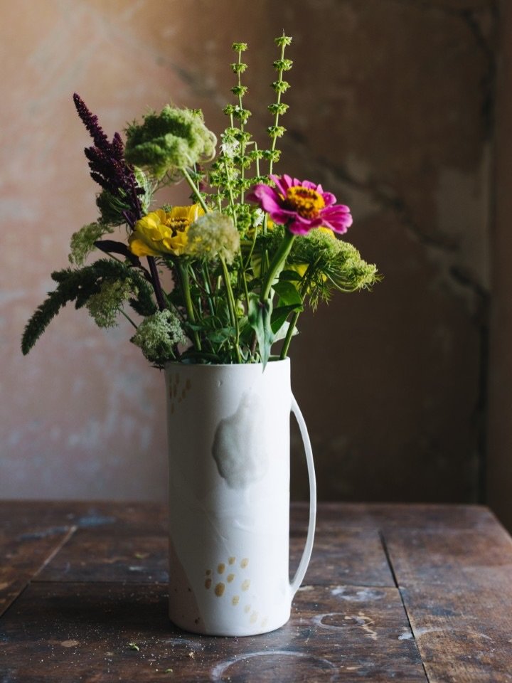 Anything can be a vase. 🌞
Portofino pitchers and juglets are back in stock!