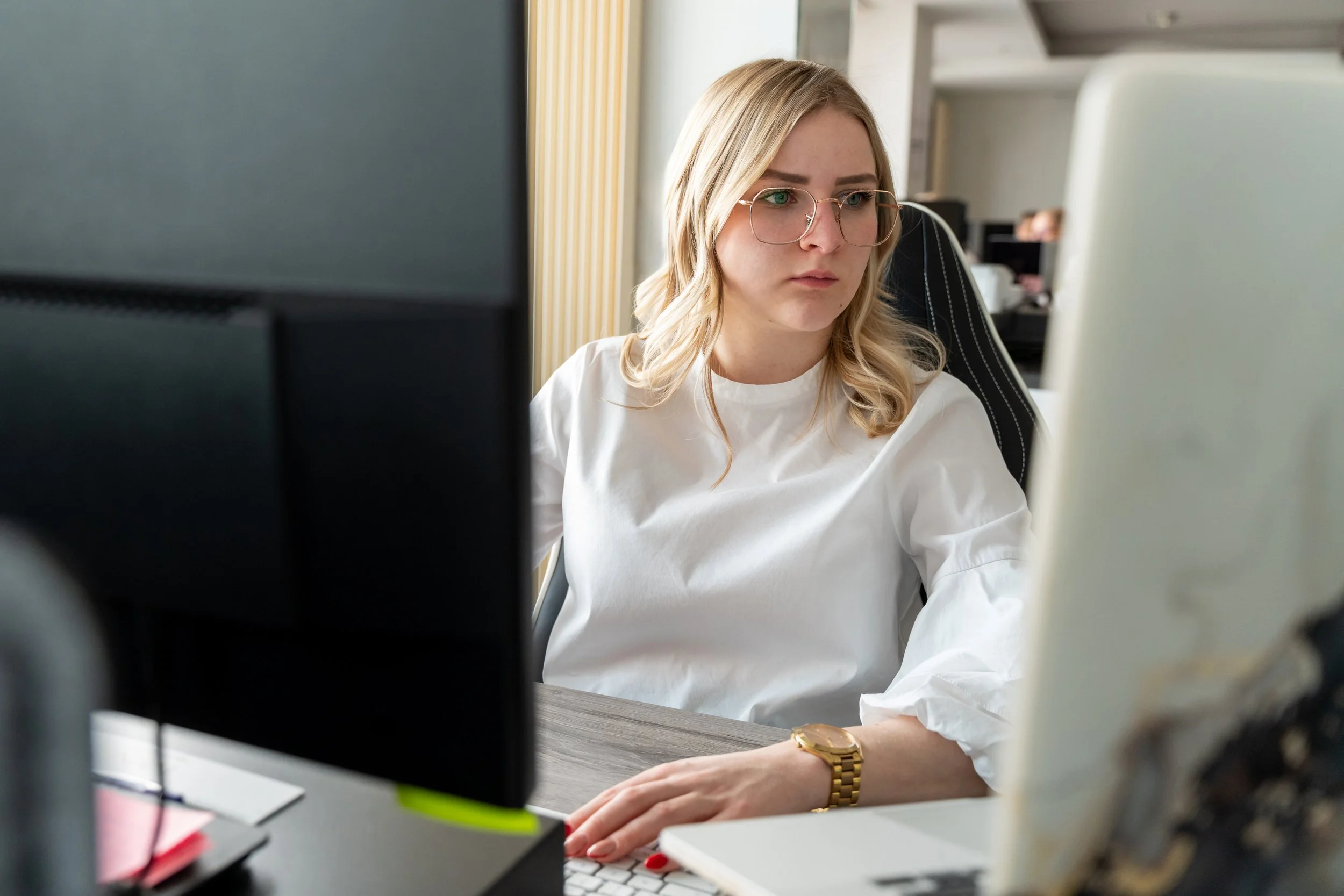 Een freelance administratief medewerker die uitleg geeft over haar diensten in algemene administratie