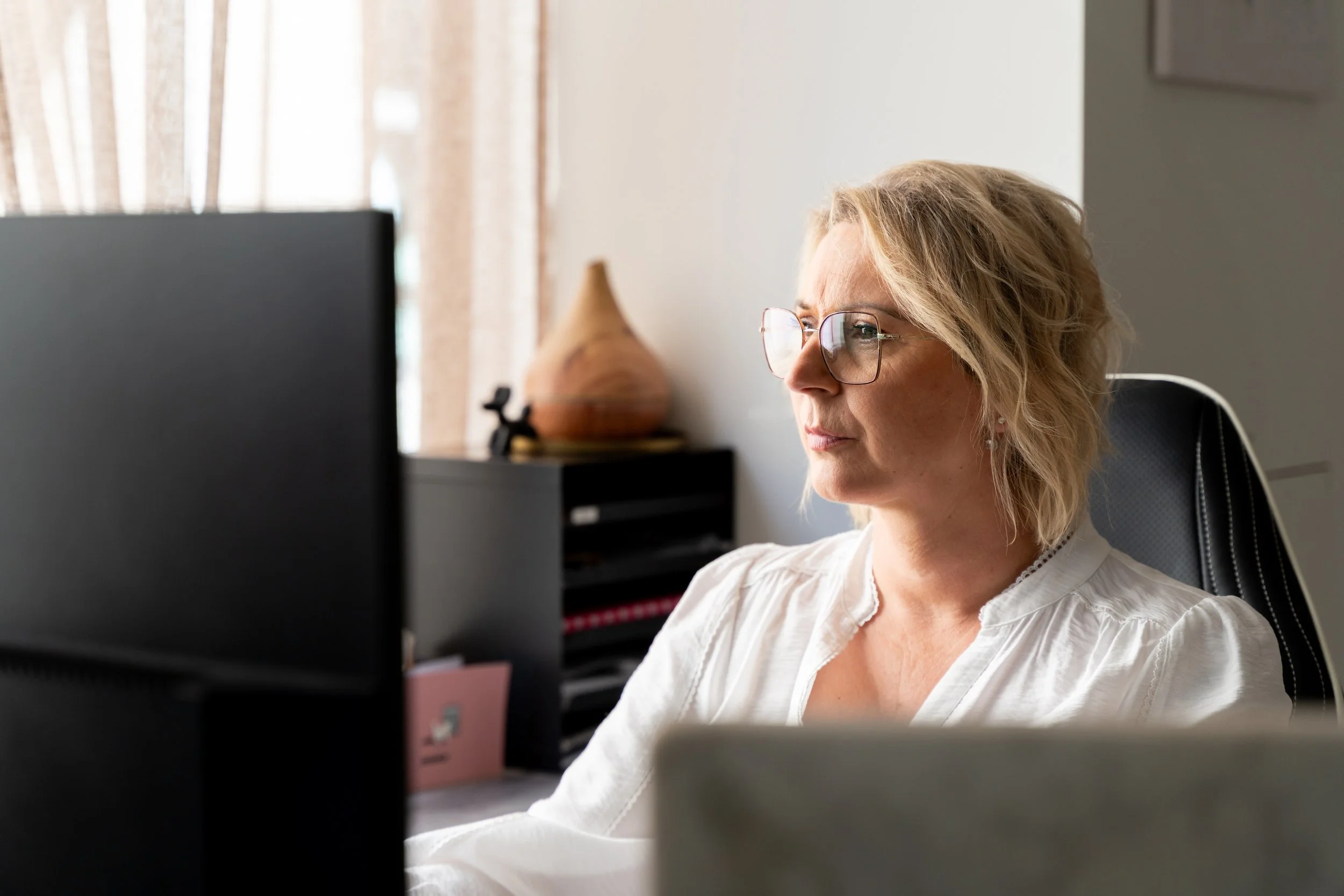 Een freelance administratief medewerker die uitleg geeft over financiële administratie en facturatie