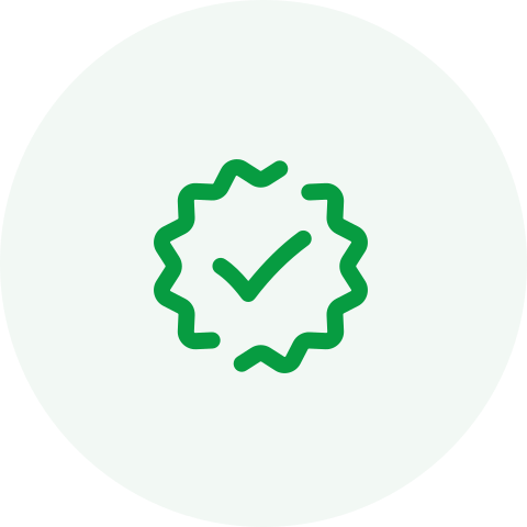 Groene cirkel met een certificaat of badge met een vinkje in het midden.