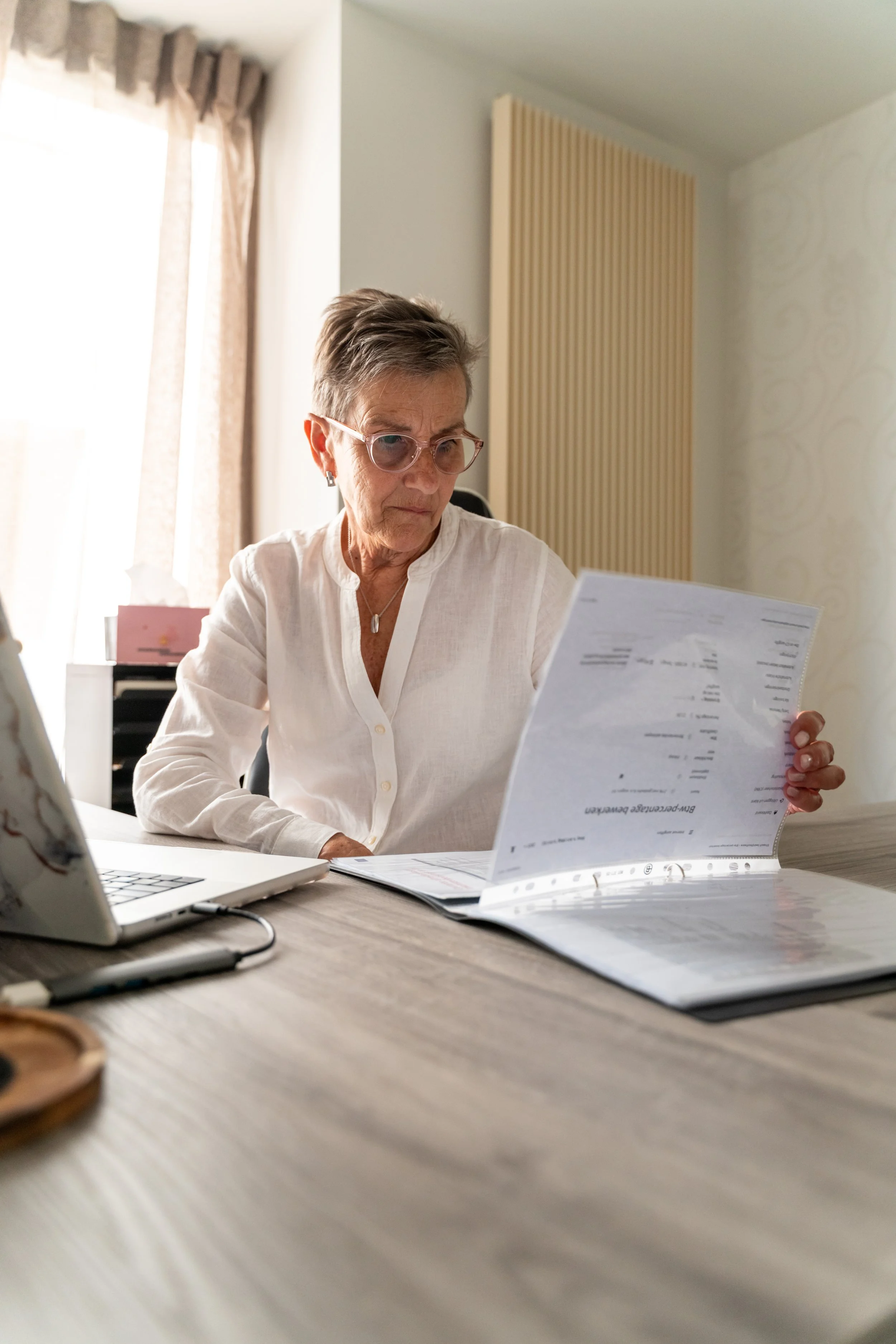 Een freelance administratief medewerker die uitleg geeft over het aanvragen financiële rapportages