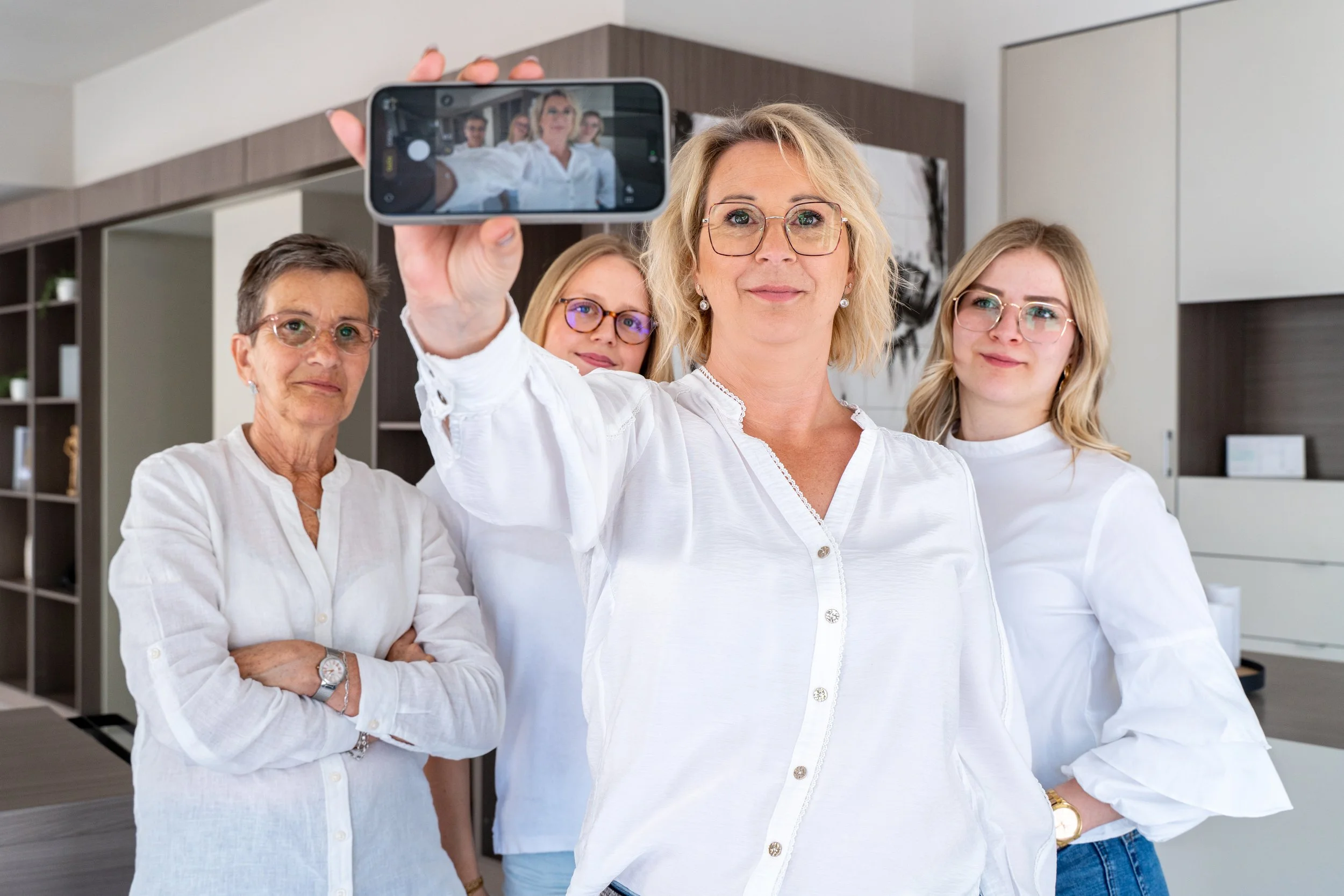 Team Minamo die samen poseren om een groepfoto te maken