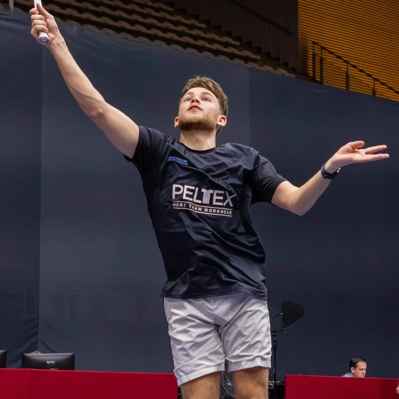 Andy Buijk die een shuttle terug slaat tijdens een wedstrijd in een sporthal.