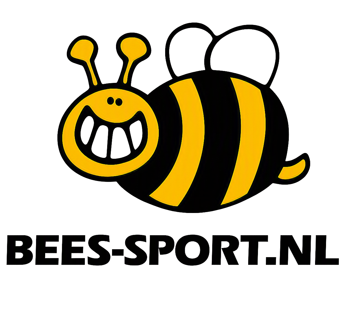 Een cartoontekening van een bij met een grote, lachende mond en twee antennes, en de tekst 'BEE-SPORT.NL' eronder.