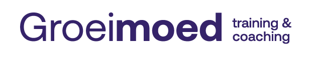 Logo van Groenmoed training & coaching met de tekst in paarse kleuren.