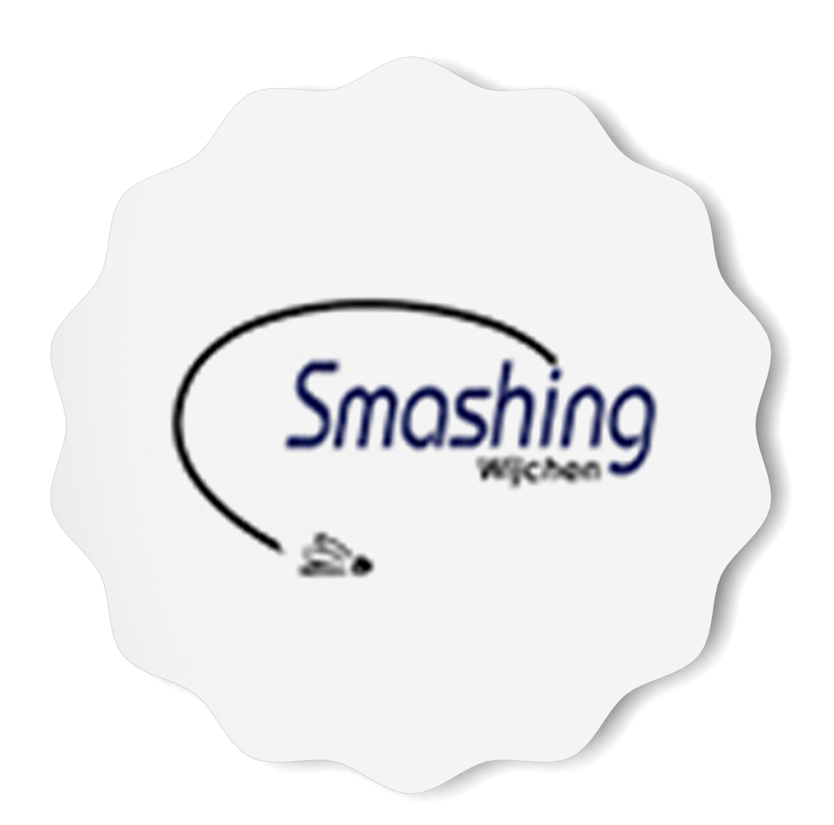 Close-up van een witte badge met het logo en de tekst 'Smashing' en 'Magazine' erop.