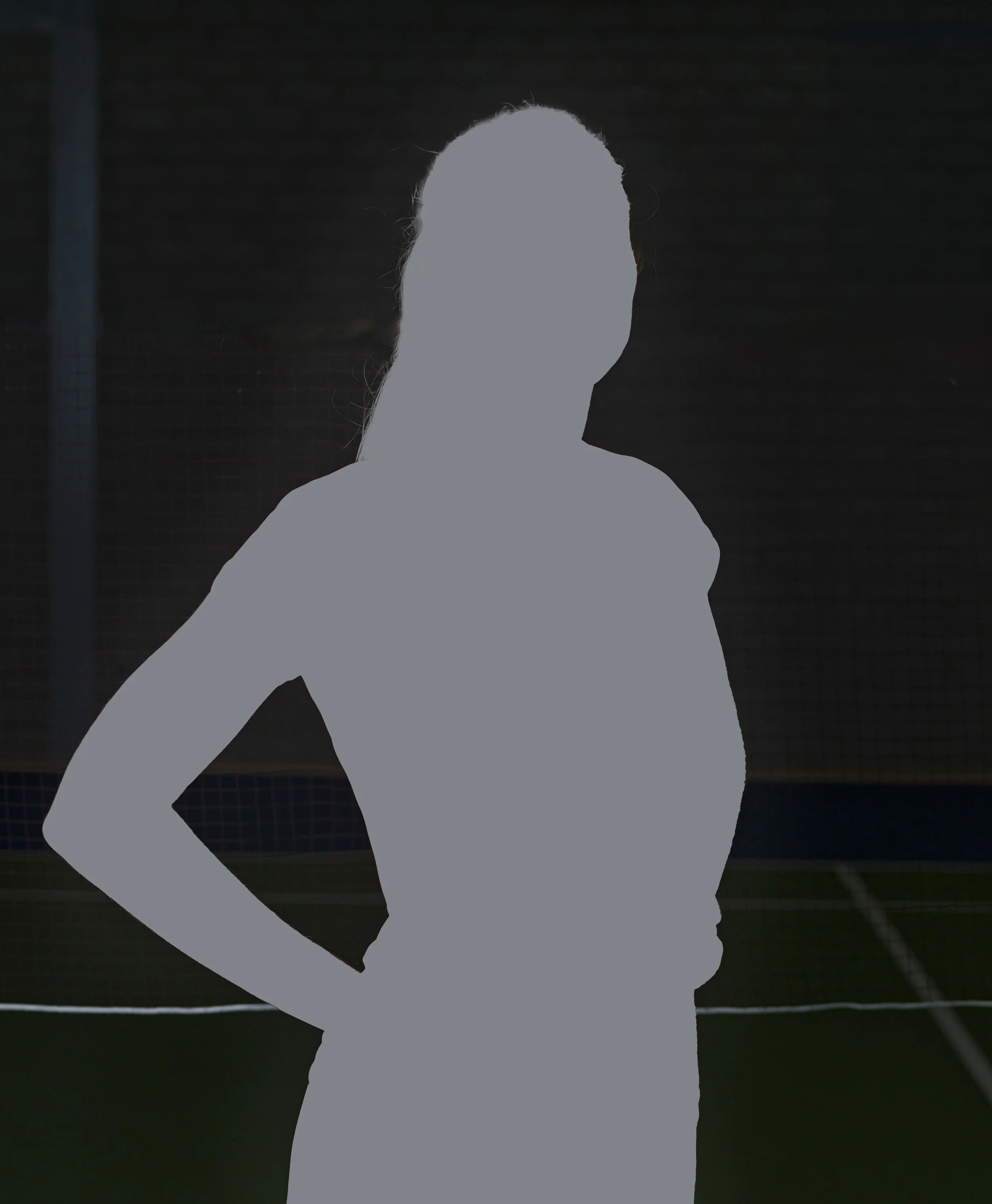 Silhouet van een persoon met hand op haar gezicht, donkere achtergrond, mogelijk een sportuitrusting of paraplu.