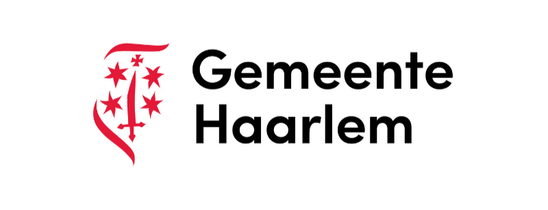 Logo van de gemeente Haarlem met een rood wapen en zwart tekst 'Gemeente Haarlem'.