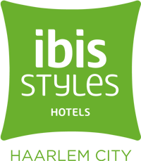 Logobord van Ibis Styles hotel in Haarlem City, groen en zwart ontwerp.