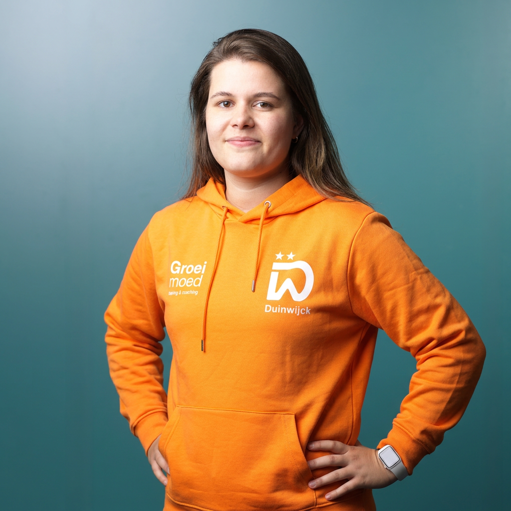 Silhouet van een persoon met een volleyballer met een bal, achtergrond van een sportveld met net en lichten.