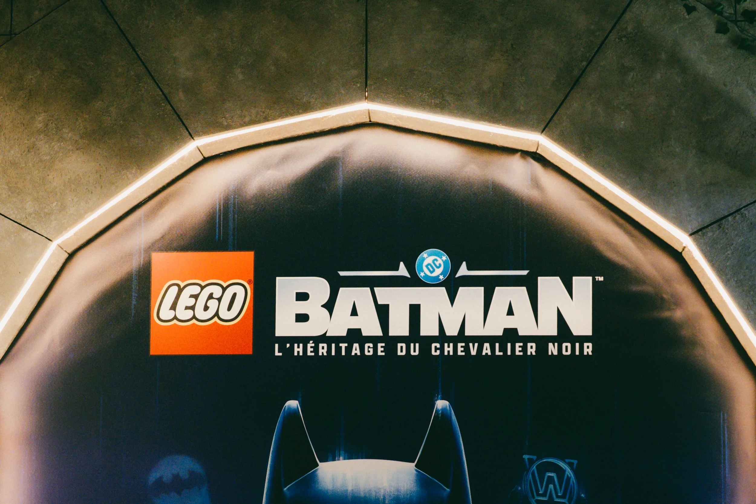 Couverture du livre LEGO Batman : L'héritage du chevalier noir, avec une image sombre et une silhouette stylisée de Batman.