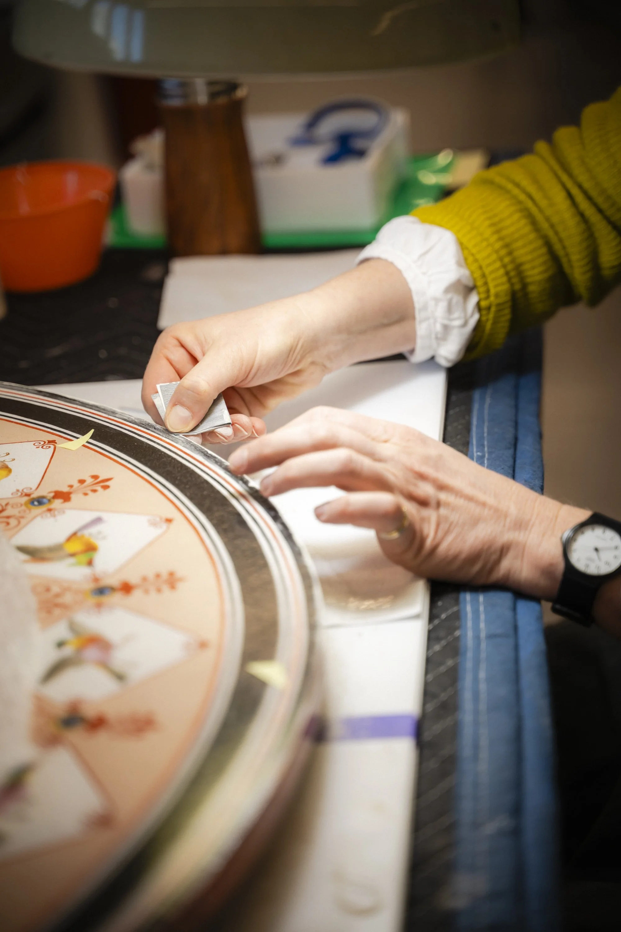 Une professionnelle rénove un plateau ancien.