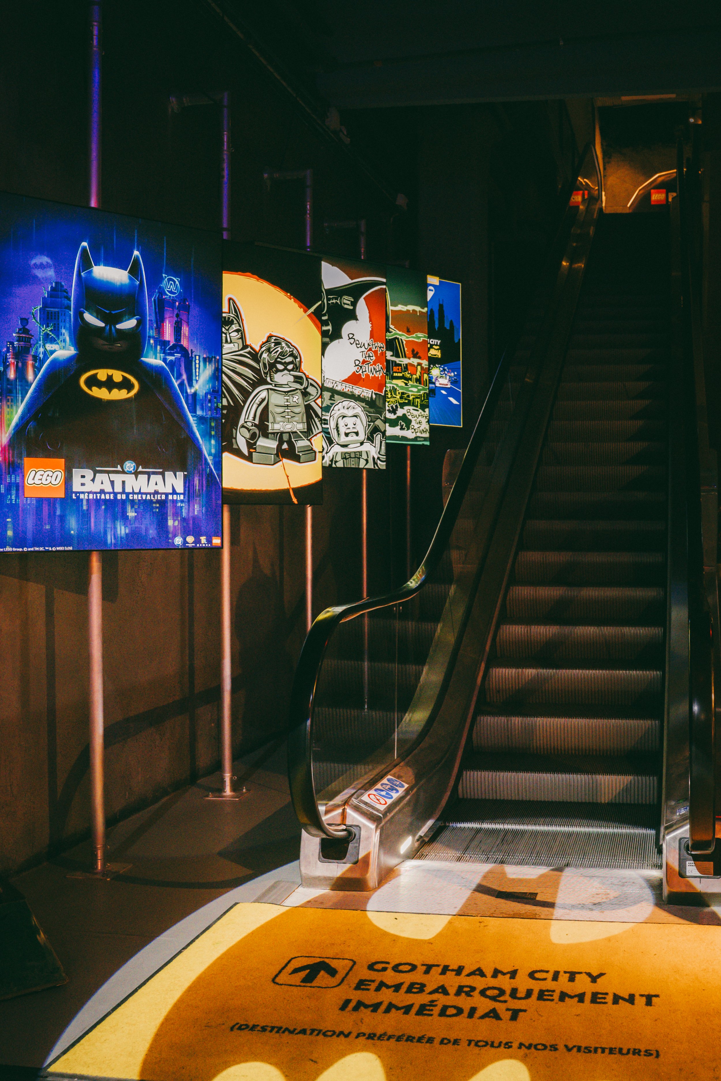 Affiche dans une station de métro indiquant que l'embarquement immédiat est réservé aux touristes dans la direction de Gotham City.