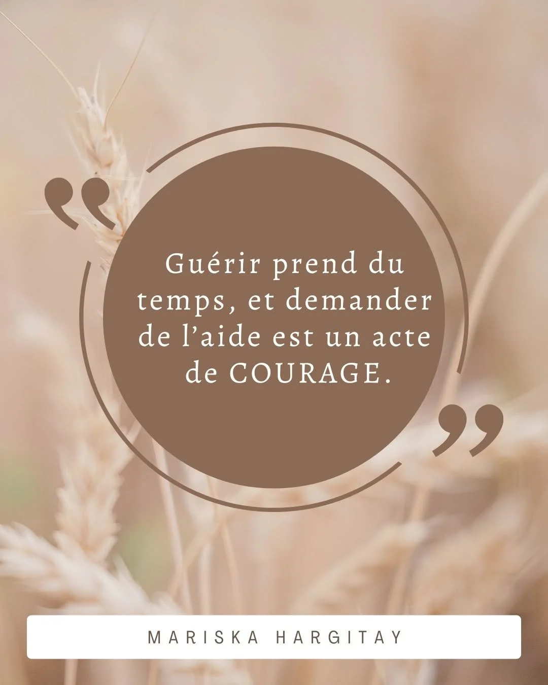 Citation de Mariska Hargitay en français sur un fond de blé avec un cercle marron au centre