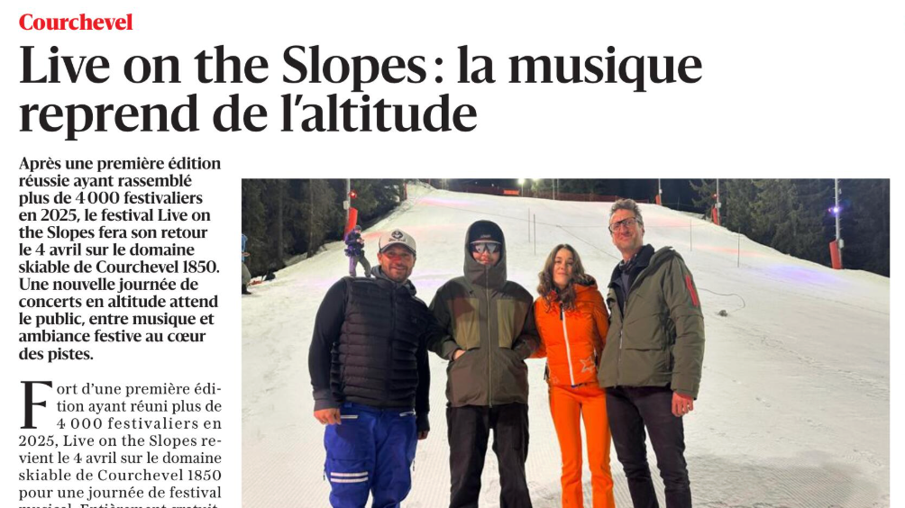 Quatre personnes debout sur une piste de ski enneigée lors d'un événement musical en altitude, avec des lumières et des skieurs en arrière-plan.