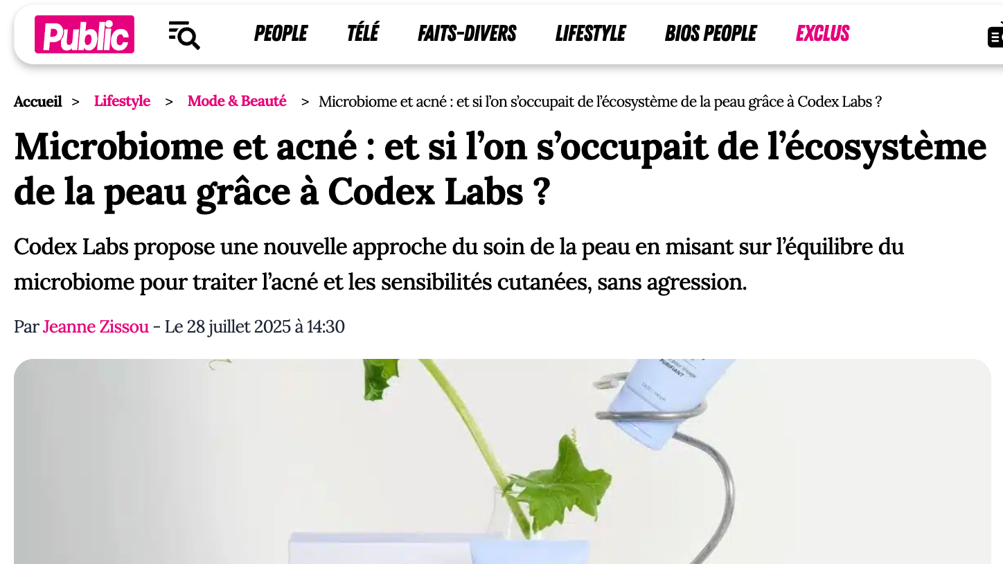 Capture d'écran de l'article de Public avec un titre sur le microbiome et l'acné, et une image montrant un tube de crème ou de produit cosmétique à côté d'une plante verte.